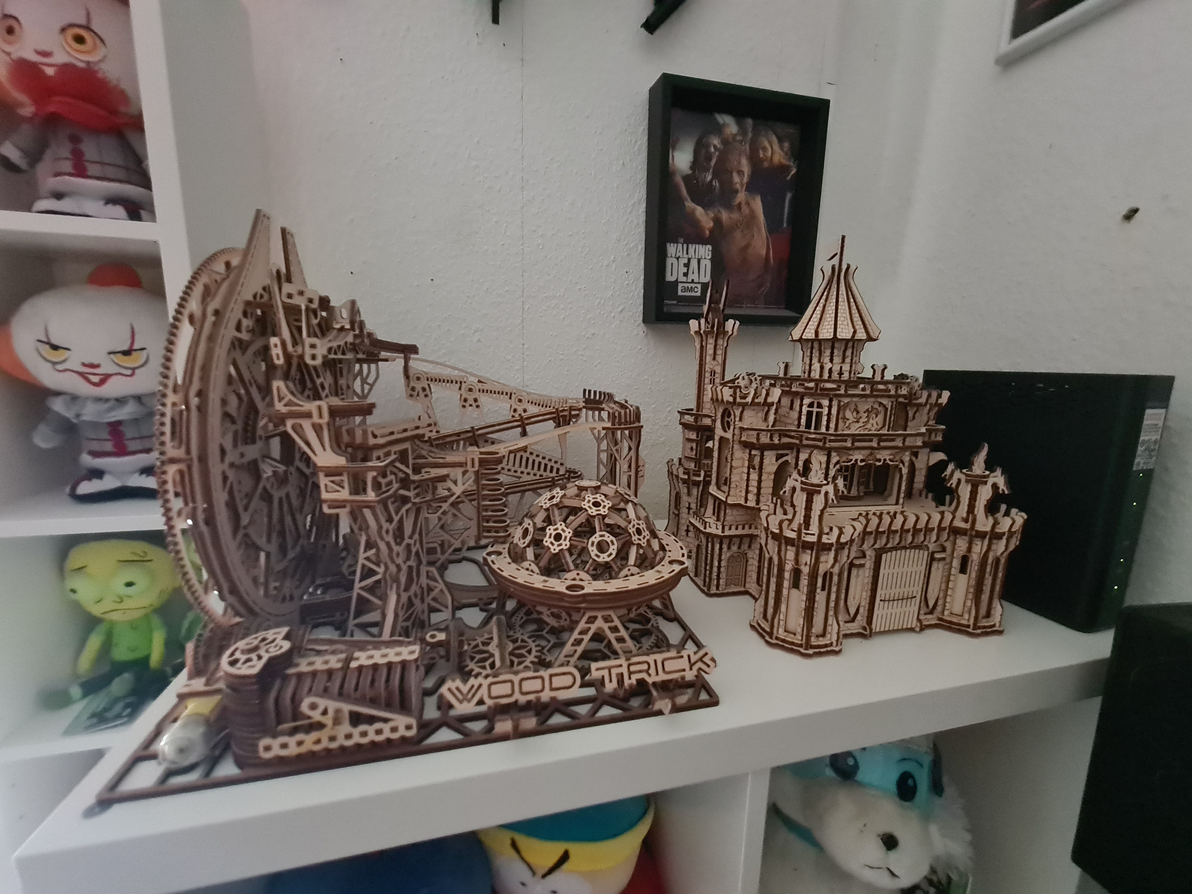 Houten modellen op de plank tussen de verzamelbeeldjes
