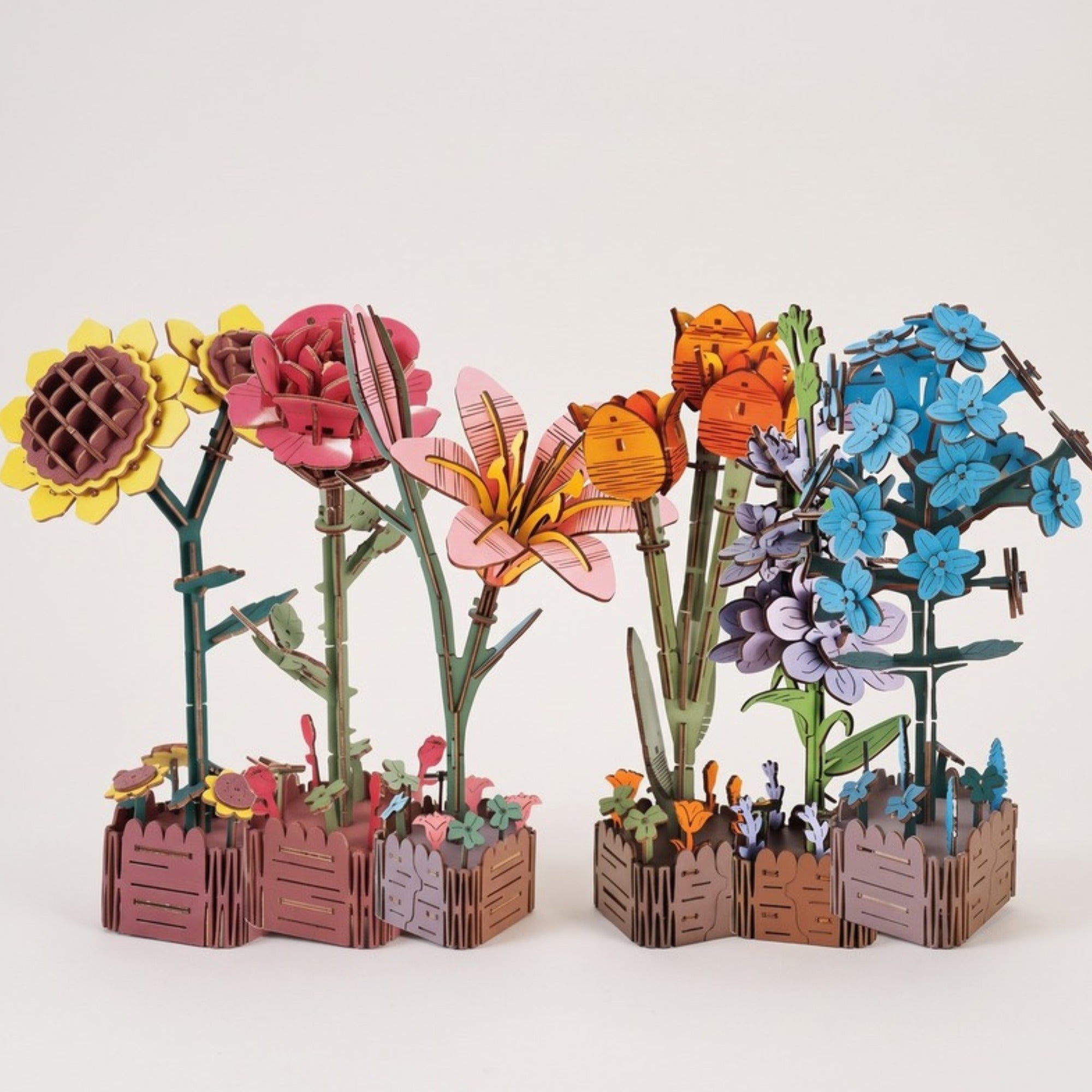 Holzblumen Garten-Set: Sonnenblume, Rose, Lilie, Tulpe, Veilchen und Hyazinthe aus Holz, jede in ihrem eigenen Topf