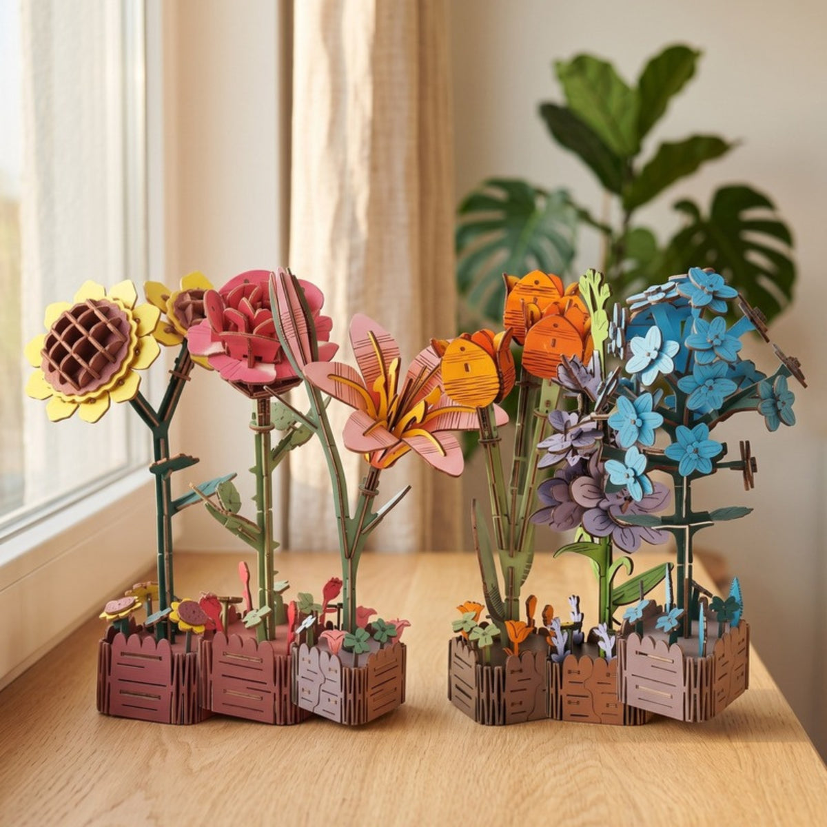 Holzblumen Garten-Set auf einer Fensterbank im Wohnzimmer bei warmem Tageslicht