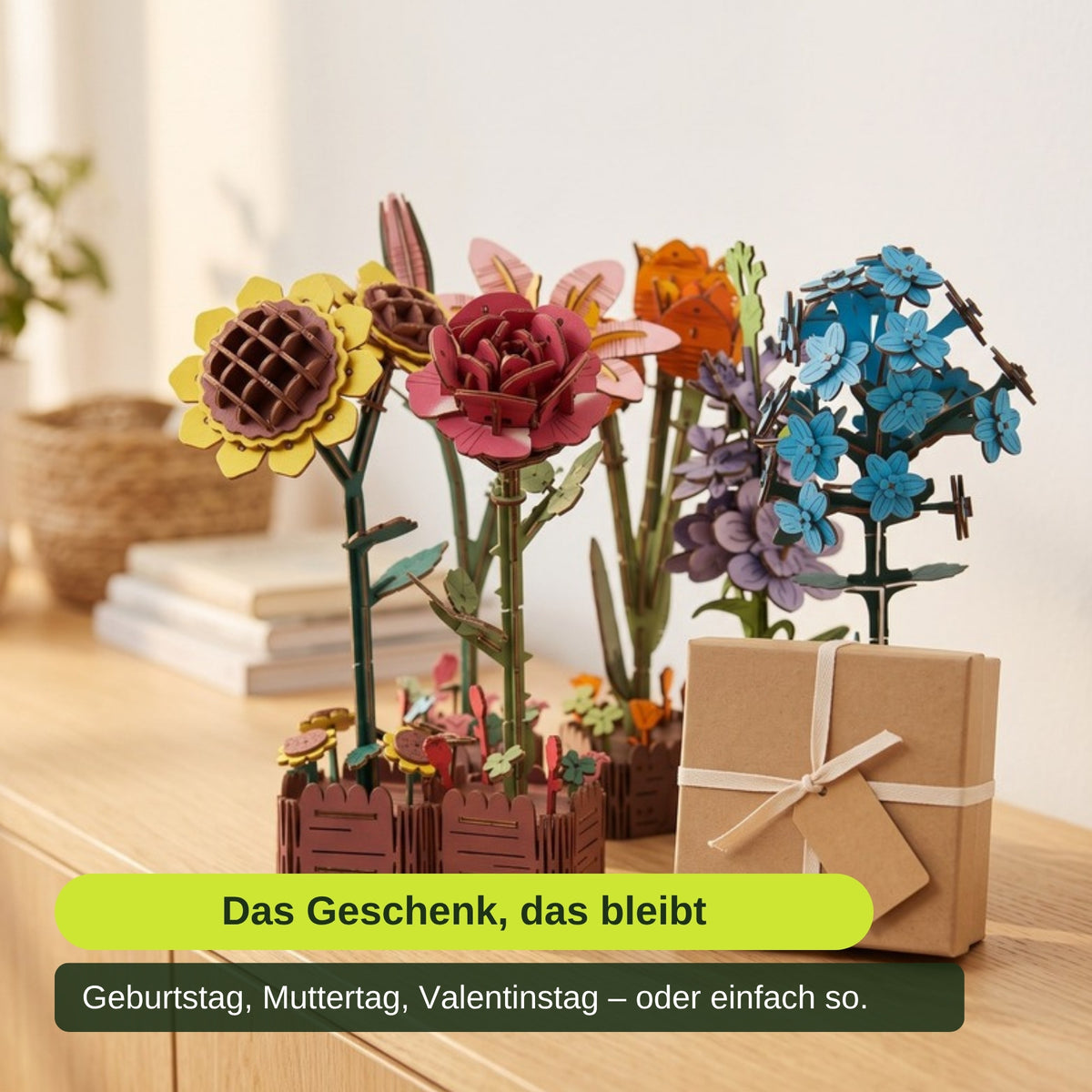 Das Geschenk, das bleibt: Holzblumen neben einer Geschenkbox aus Kraftpapier
