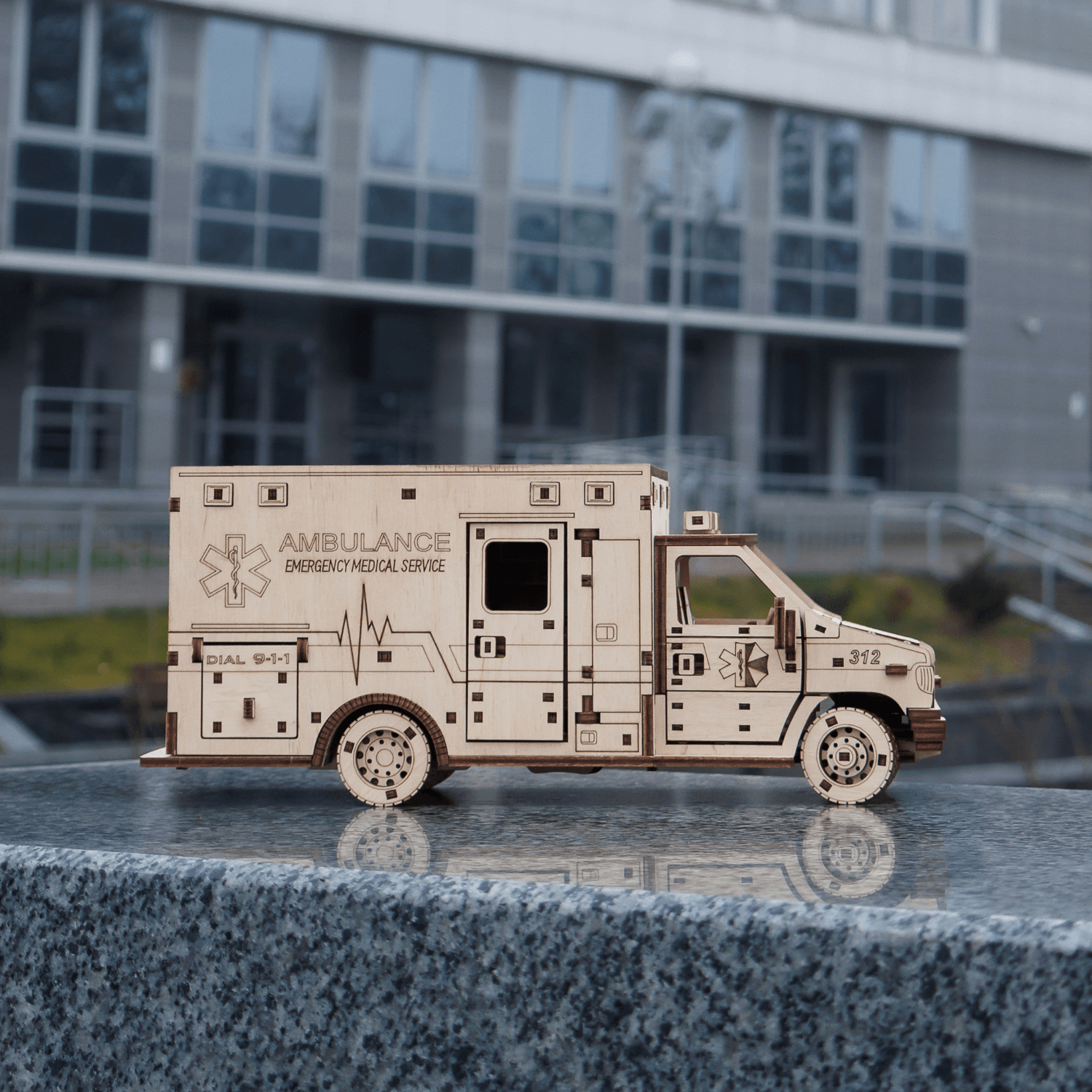 Ambulance Mechanische houten puzzel Eco-Wood-Art