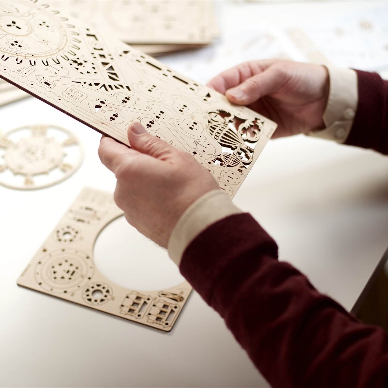 Aero Wanduhr mit Pendel Mechanisches Holzpuzzle Ugears