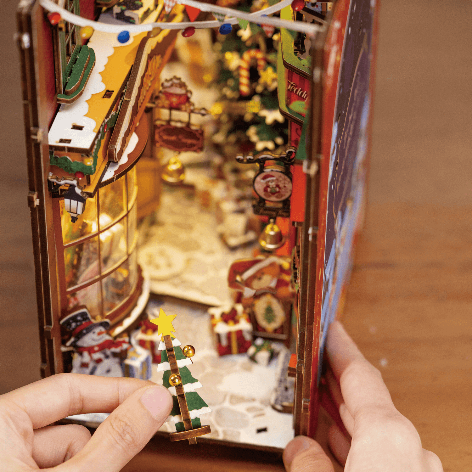 Christmas street scene 🎄 Diorama Robotime