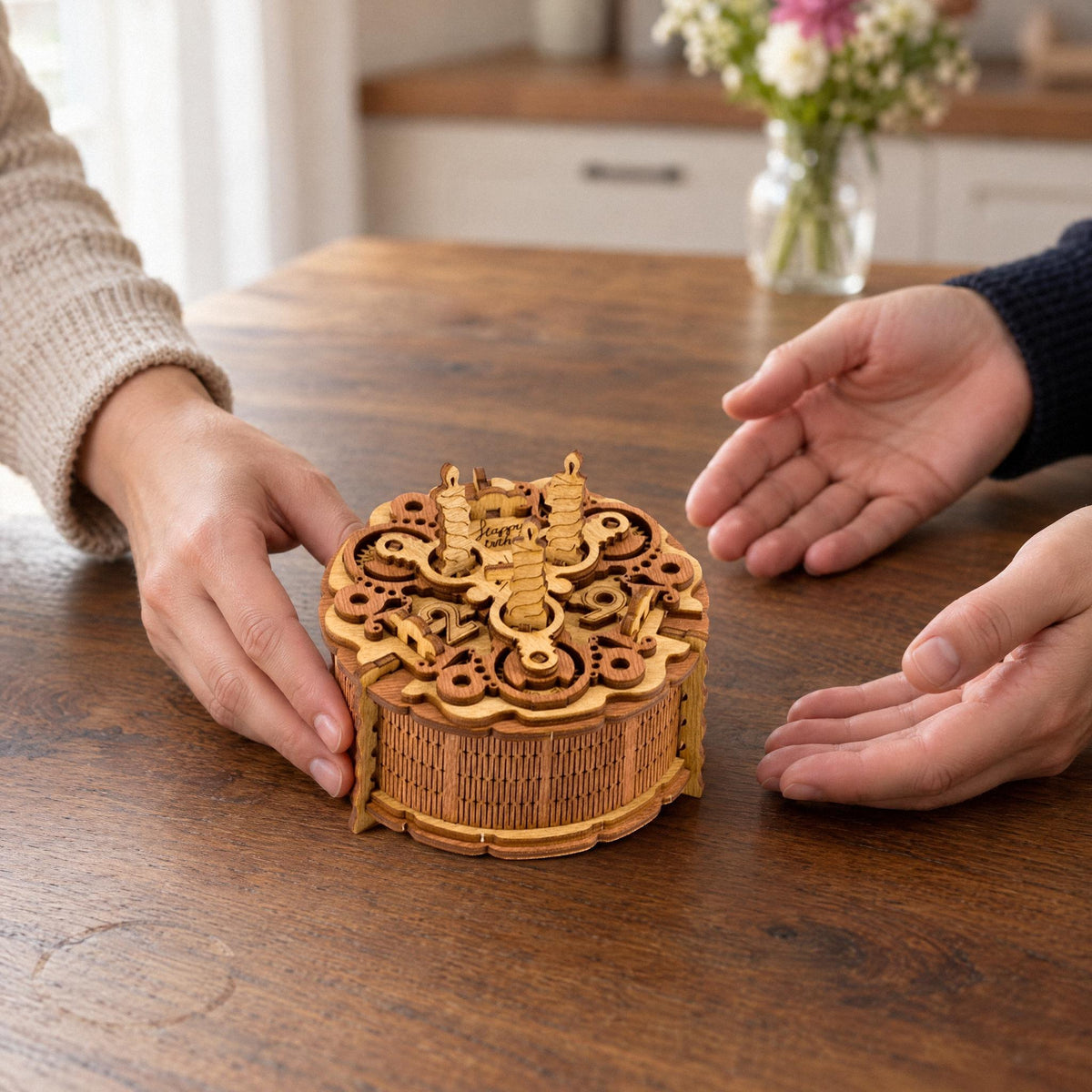 Coffret cadeau « Birthday Cake » : un coffret-énigme où le gâteau en bois est offert comme cadeau d'anniversaire autour de la table de cuisine