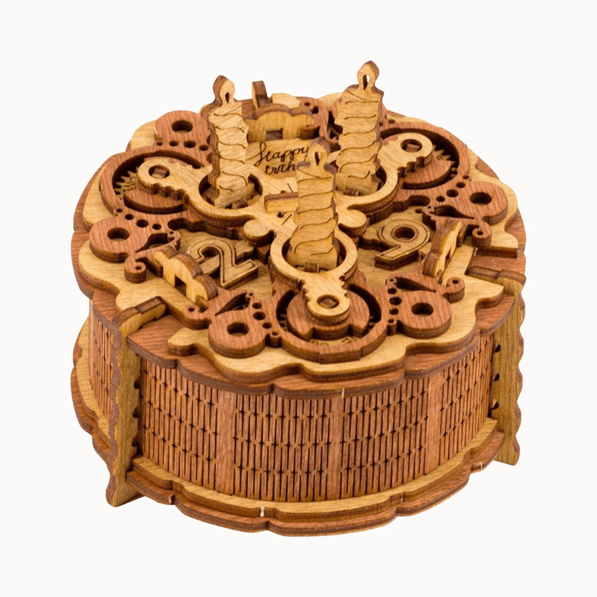 Coffret cadeau « Birthday Cake » (coffret à énigmes), découpe représentant un gâteau en bois fermé avec trois bougies sur fond clair