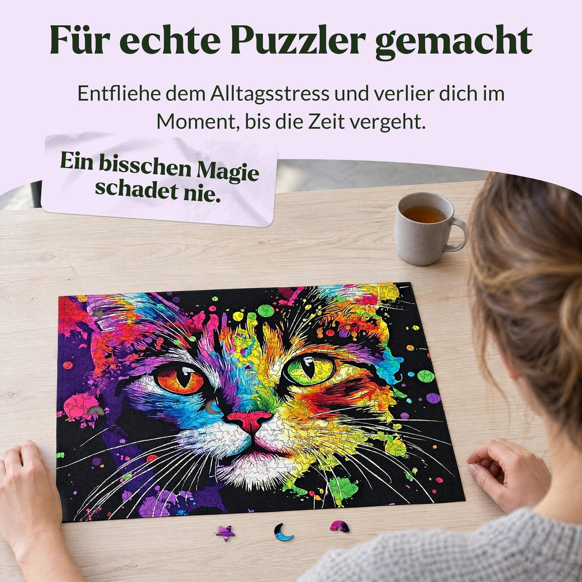 Puzzle en bois « Chat coloré » : une femme fait un puzzle dans un loft lumineux, assise à une table en frêne, avec devant elle une étoile, une lune et un arc-en-ciel comme pièces du puzzle