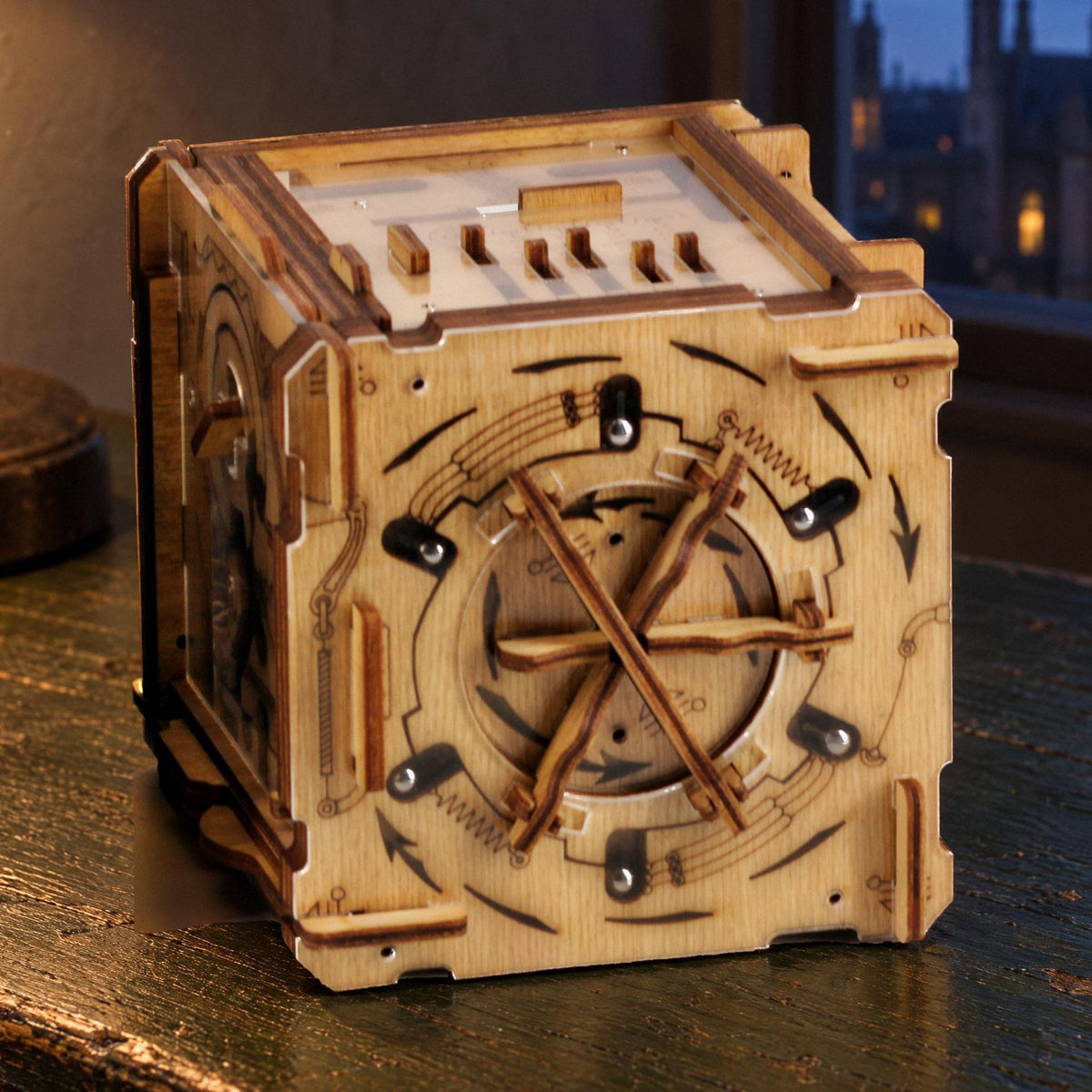 Cluebox Cambridge Labyrinth-puzzelbox, gesloten houten doos op een groen bureau ’s avonds, lamp en universiteitsraam