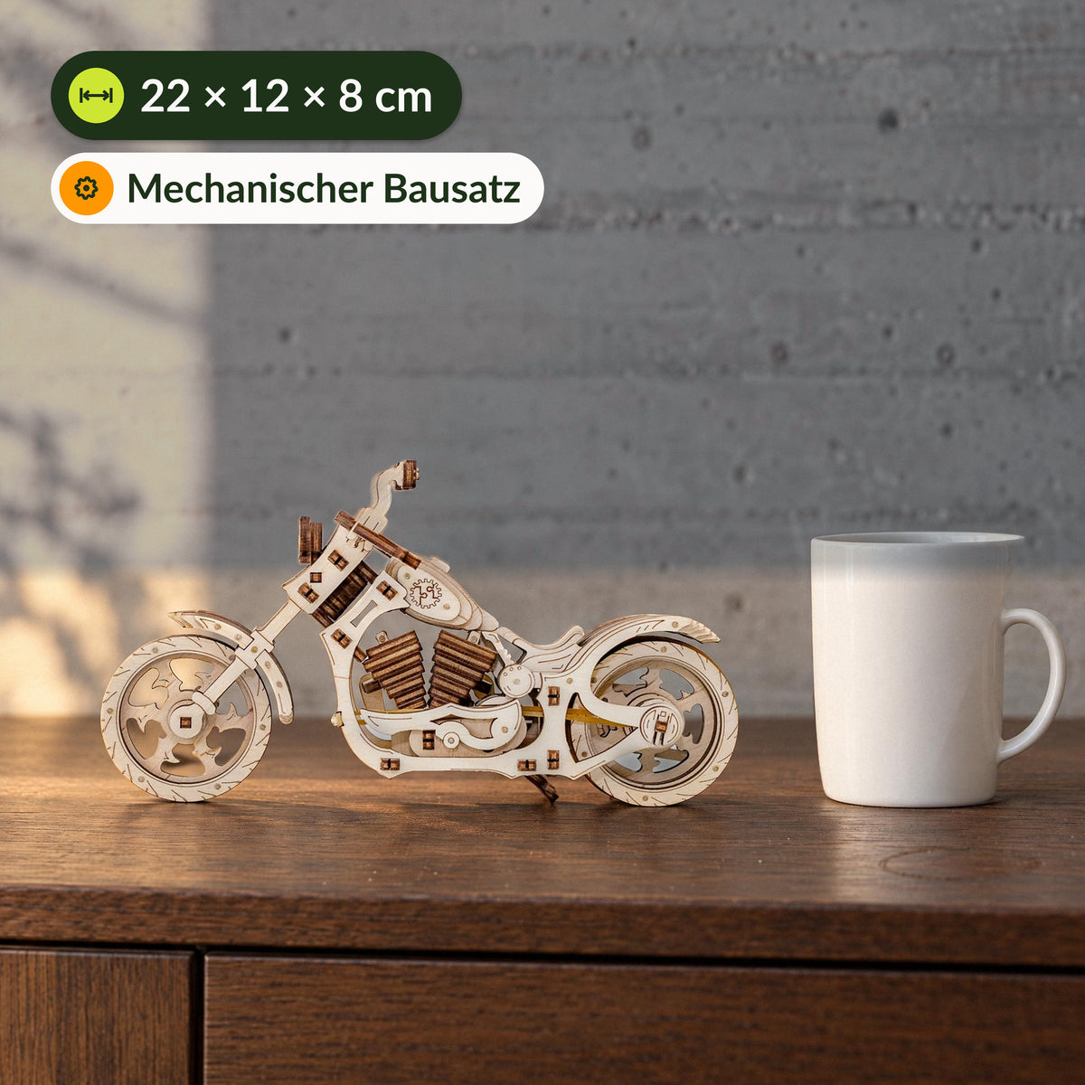 Cruiser Bike, houten modelmotorfiets naast een koffiekopje op het dressoir, 22 × 12 × 8 cm groot, mechanische bouwset
