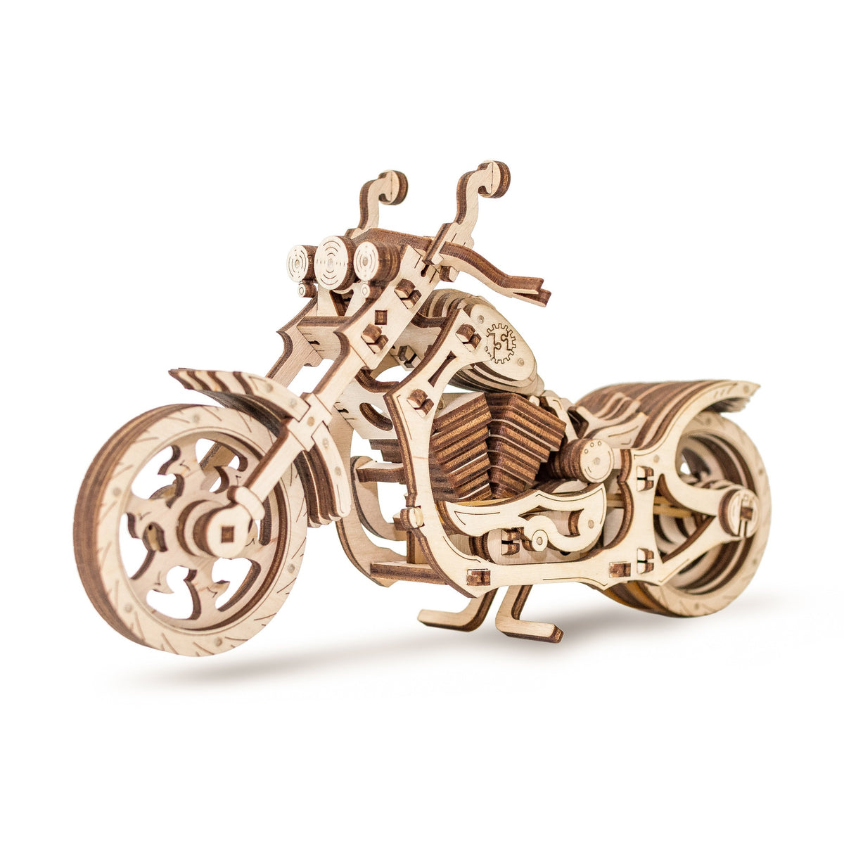 Cruiser Bike mechanische bouwdoos, uitgesneden houten modelmotorfiets, schuin van voren gezien op een witte achtergrond