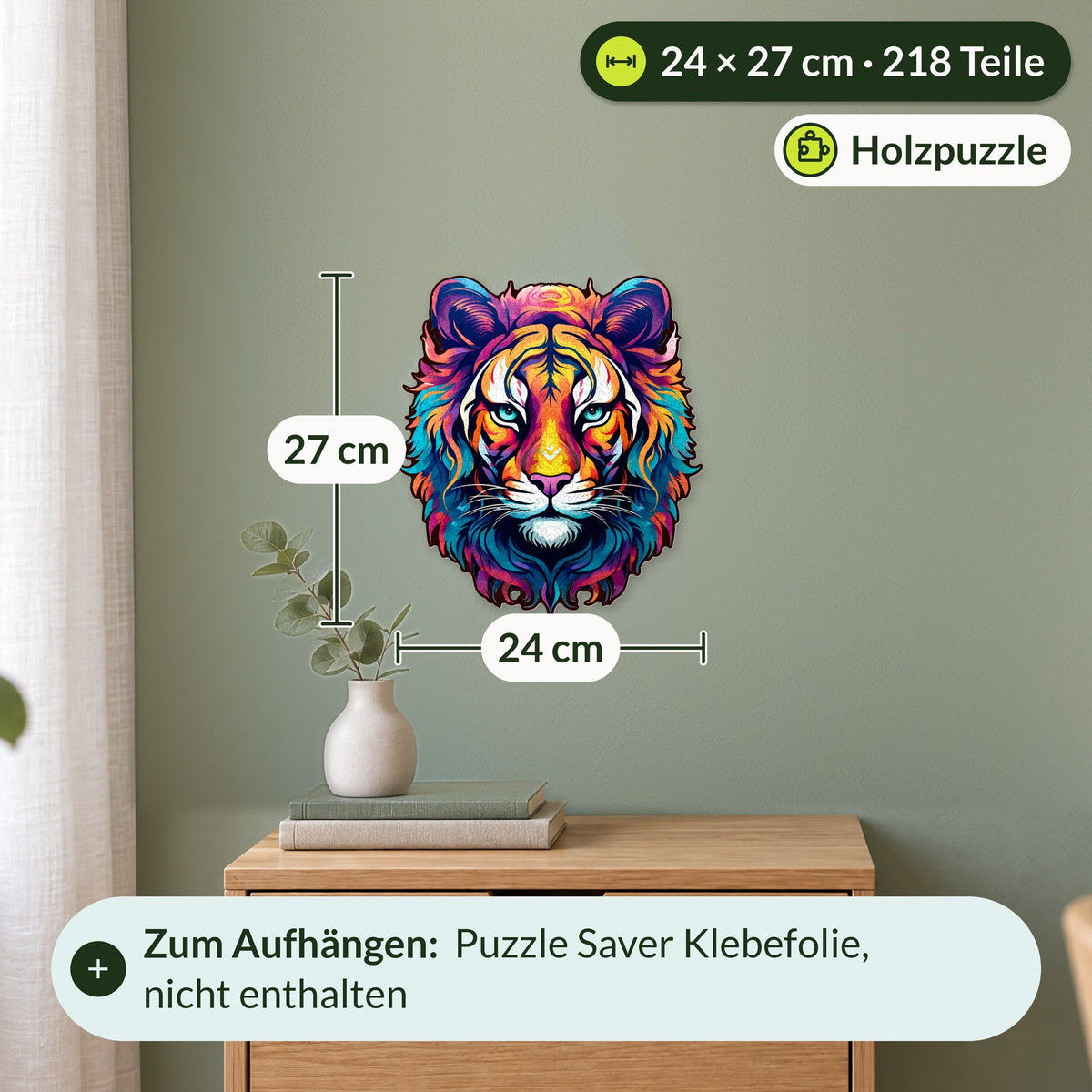 De prachtige houten puzzel ‘Tijger’, maat M (24 x 27 cm) met 218 stukjes, aan de muur boven een bijzettafeltje