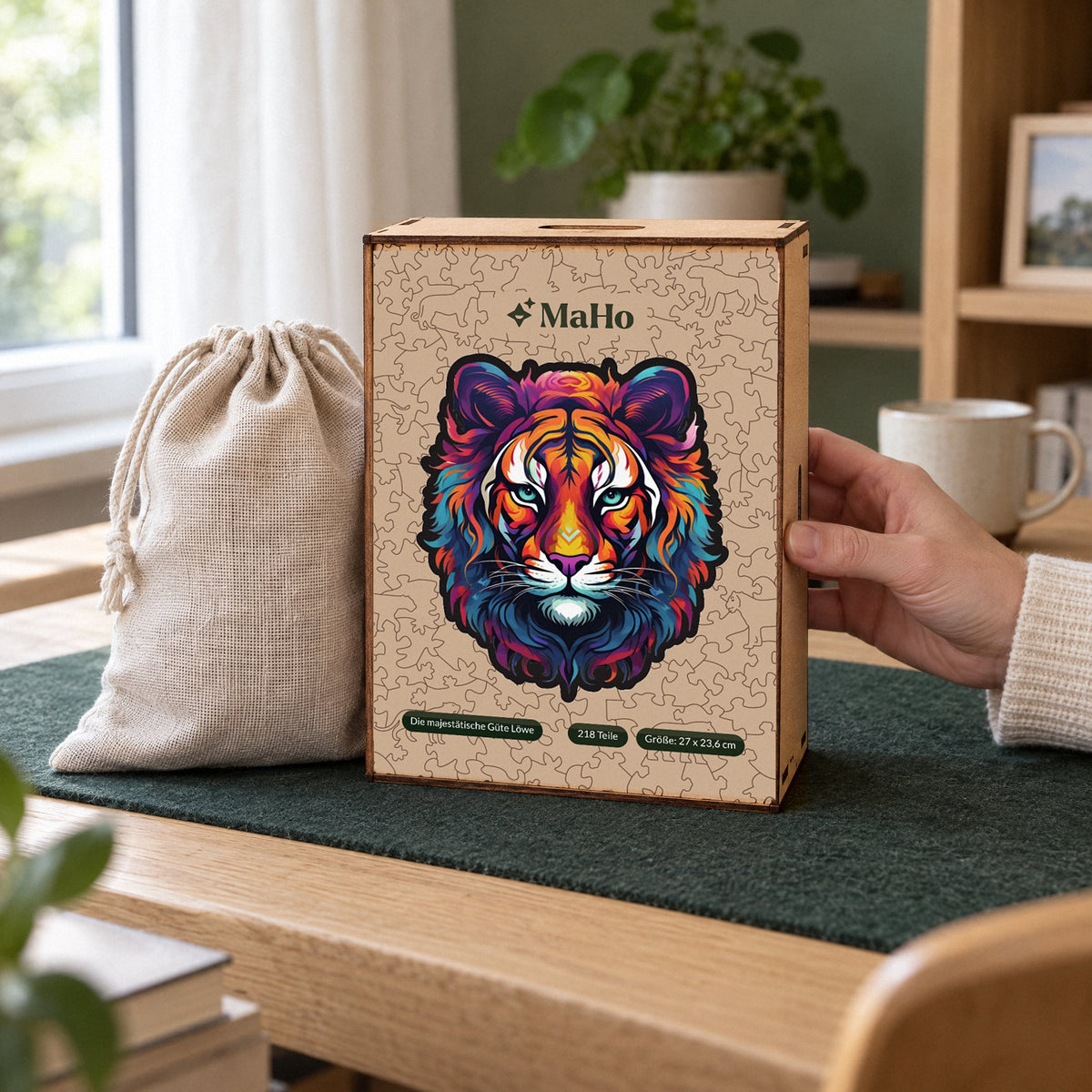 De prachtige houten puzzel met tijgermotief, een luxe houten doos met tijgermotief als cadeau in je hand, en daarnaast het stoffen zakje
