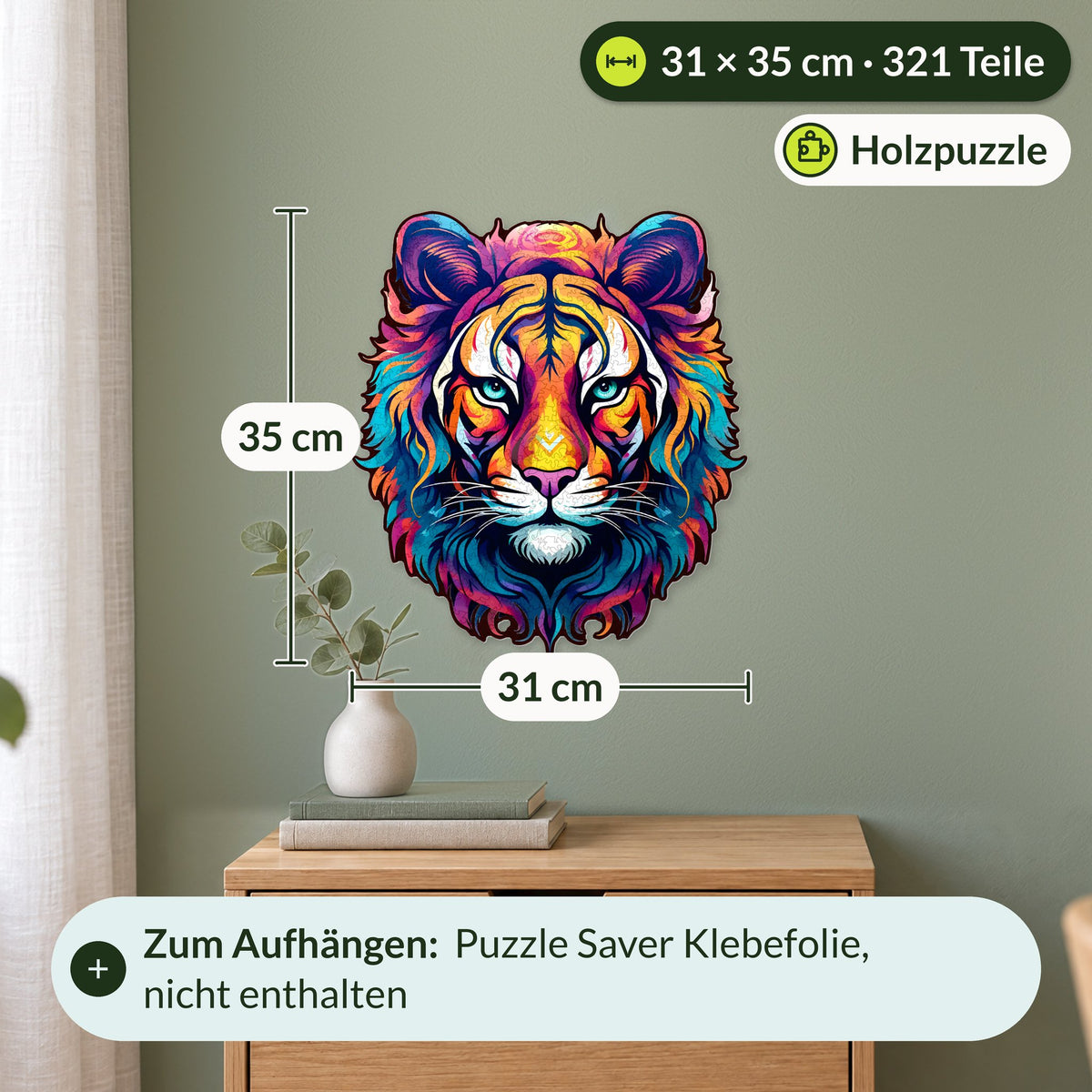 De prachtige Tiger-houten puzzel, maat L (31 x 35 cm) met 321 stukjes, hangt aan de muur boven een bijzetkastje