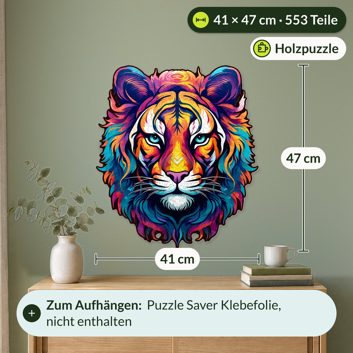 De prachtige houten puzzel ‘Tijger’, maat XL (41 x 47 cm) met 553 stukjes, aan de muur boven een dressoir