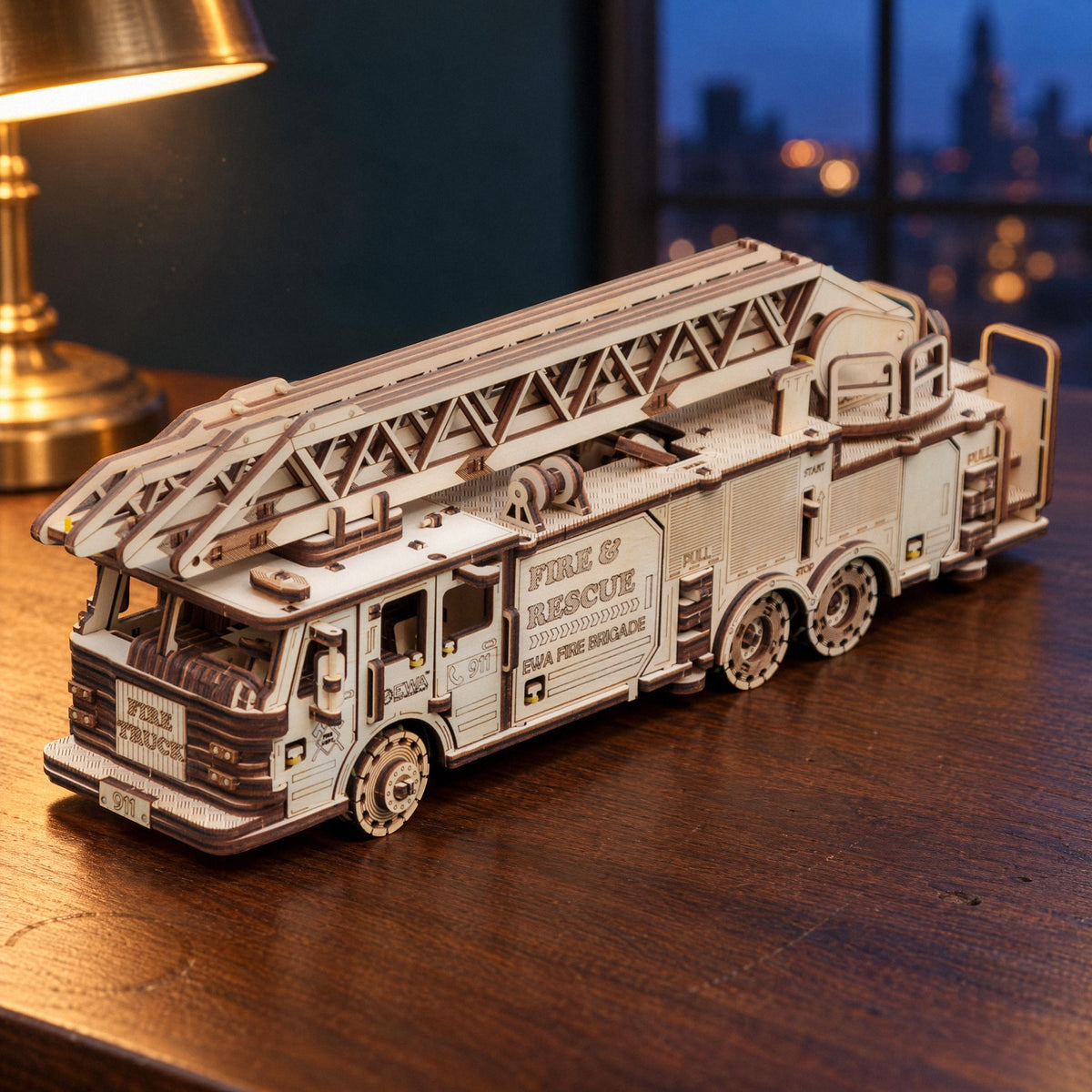 Mechanischer LKW Feuerwehrauto Holzbausatz, fertiges Modell mit Drehleiter auf einem Nussbaum-Schreibtisch im Abendlicht