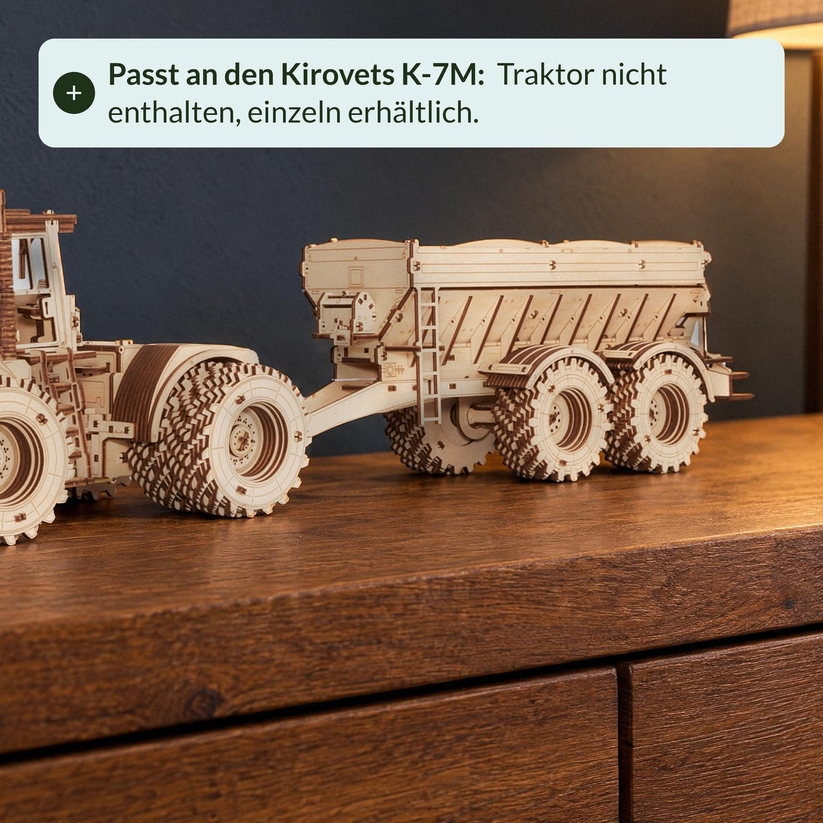 Aanhangwagen voor de Kirovets K-7M-houten bouwpakket, gekoppeld aan de tractor. Let op: tractor niet inbegrepen