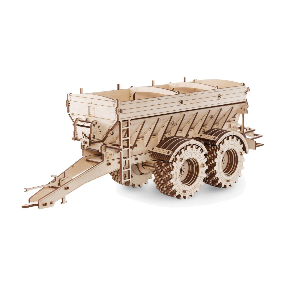 Aanhangwagen voor de Kirovets K-7M-houtbouwpakket, de kant-en-klare aanhangwagen schuin van voren gezien op een witte achtergrond