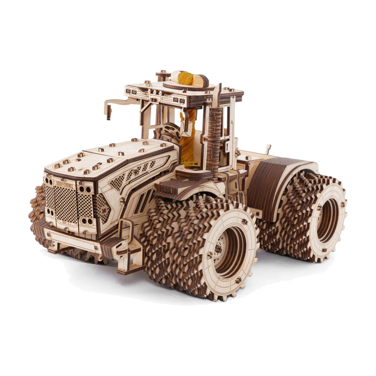 Kirovets K-7M XXL-tractor bouwpakket, kant-en-klaar model schuin van voren op een witte achtergrond