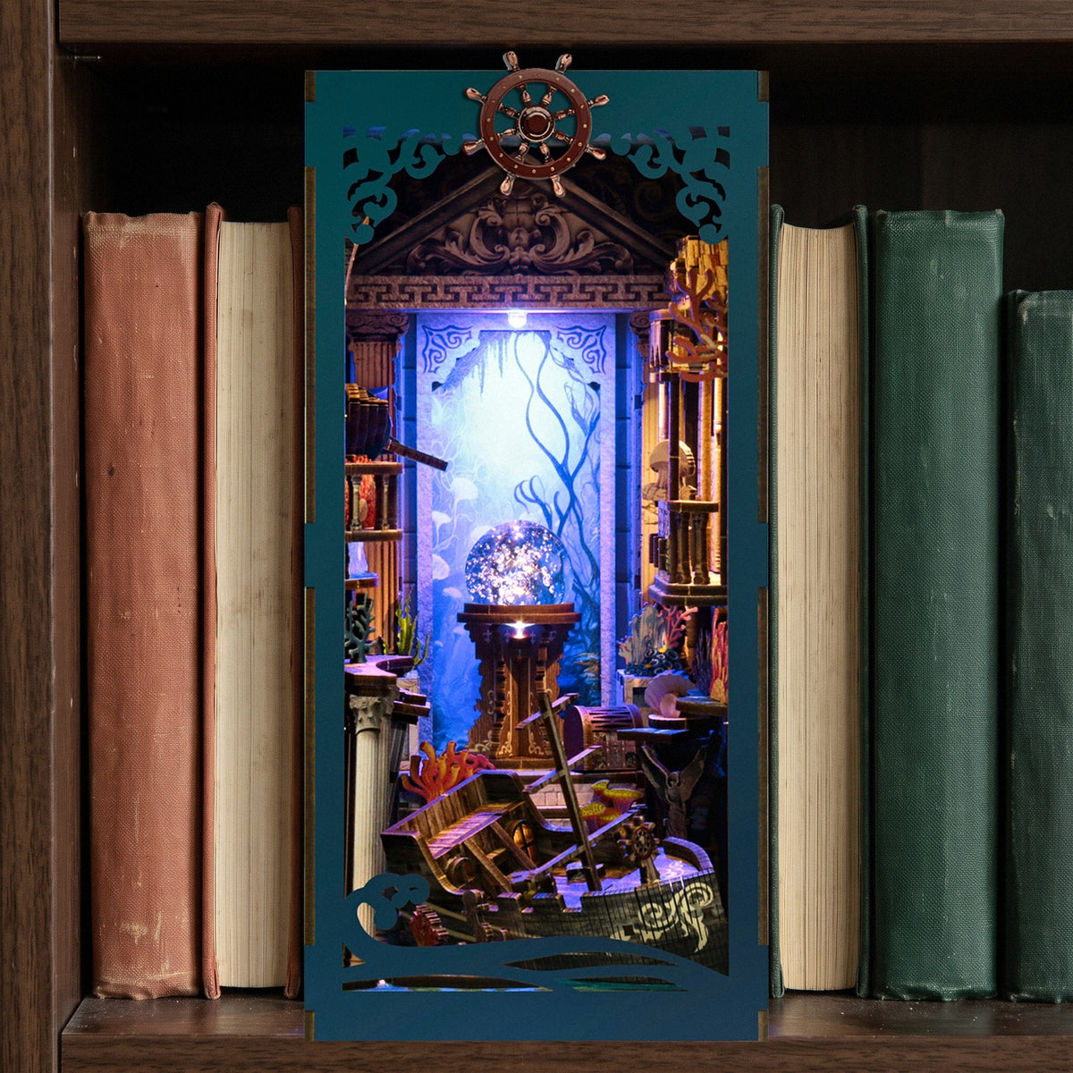 Deep Sea Treasures Book Nook, vue de face sur le monde sous-marin avec une boule lumineuse, au milieu des livres sur l'étagère