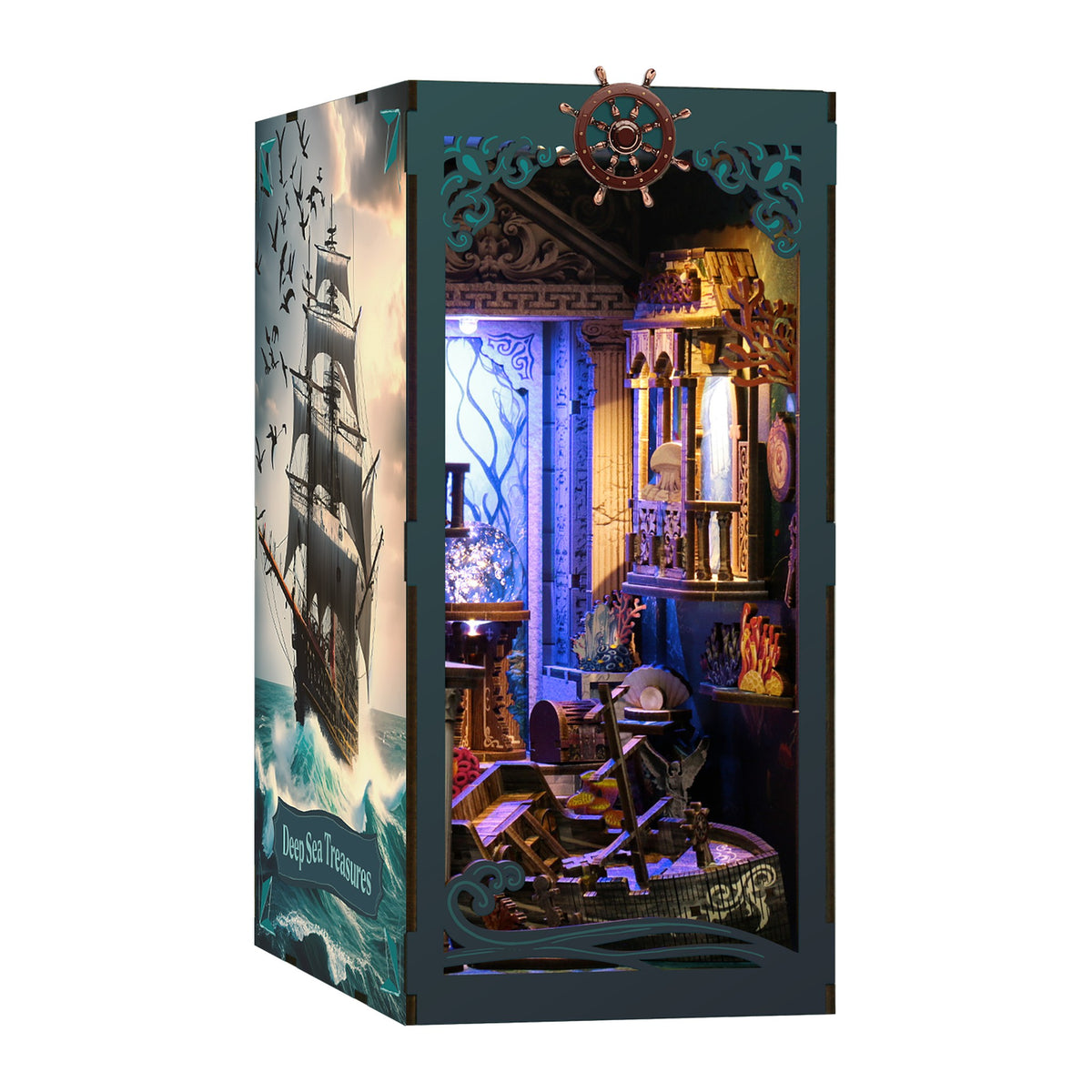 Deep Sea Treasures Book Nook, sur fond blanc, paroi latérale gauche avec un voilier et le titre, la barre au-dessus