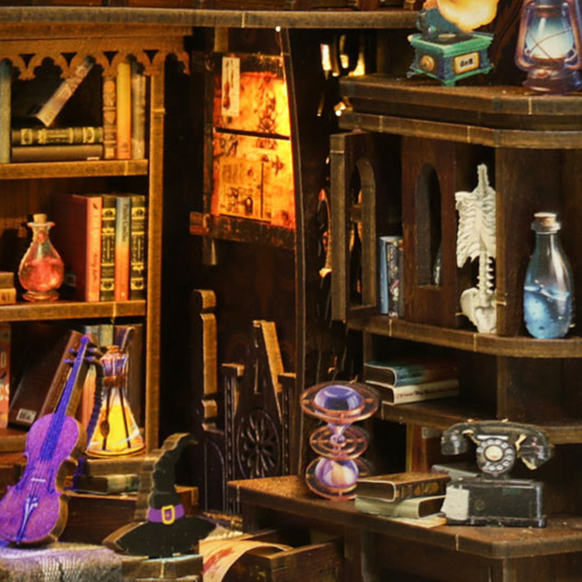 Magic Lab Book Nook, een kijkje in het lab: viool, zandloper, telefoon, heksenhoed en planken vol toverdrankjes