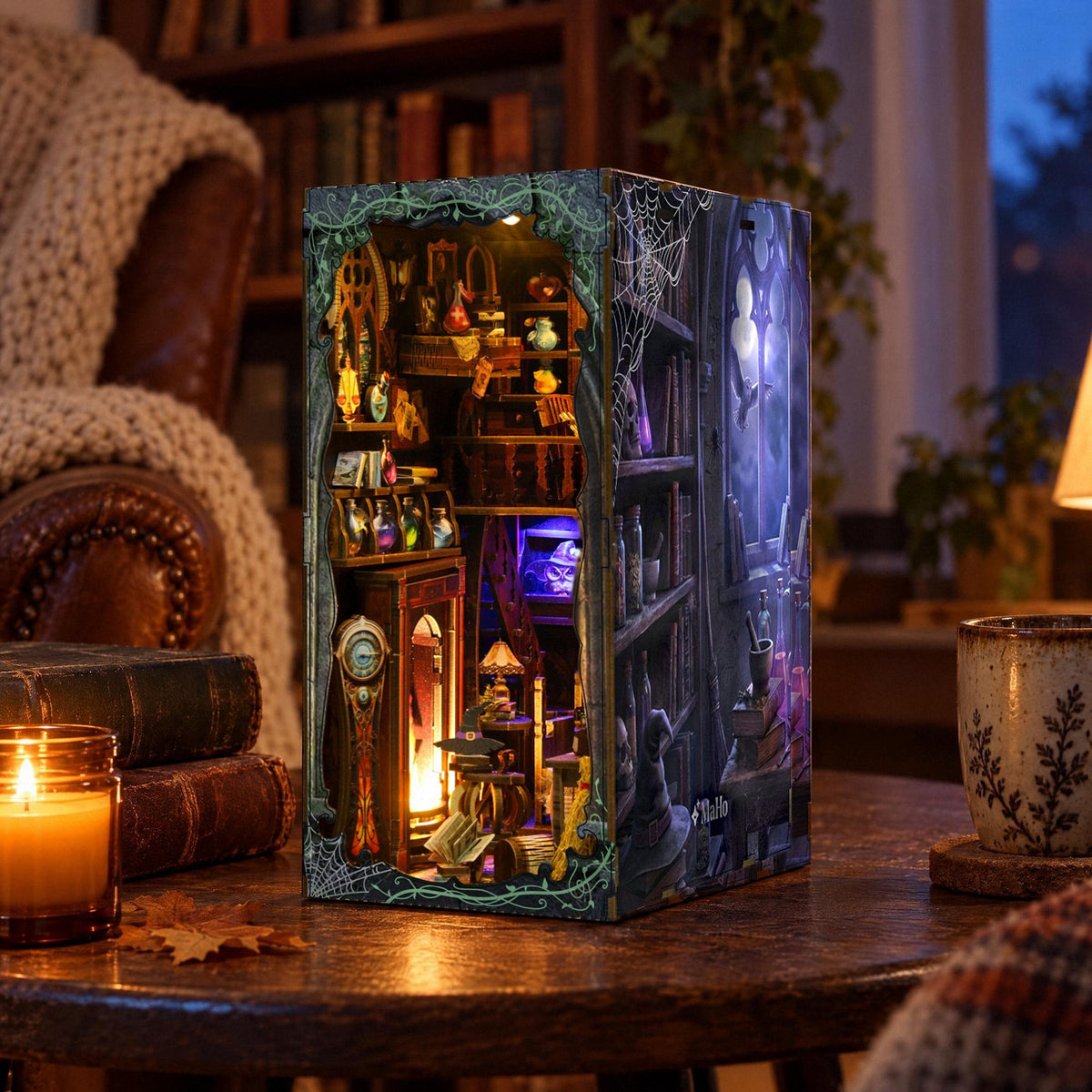 Magic Lab Book Nook, rechterzijwand met maanraam en uil, ’s avonds op het bijzettafeltje bij kaarslicht