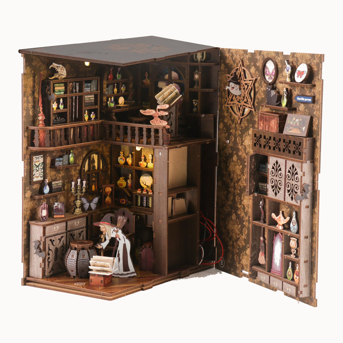 MagicNight Book Nook, aan de zijkant opengeklapt: een heksenkamer met twee verdiepingen, een balkon en planken, gezien van binnenuit