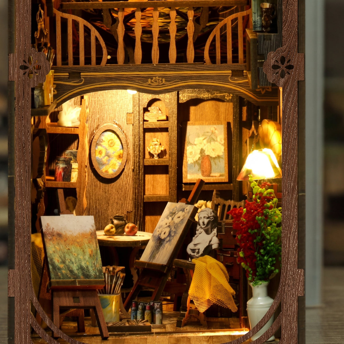 Van Gogh Book Nook | Nuit étoilée de Saint-Rémy, vue de l'atelier du peintre avec des chevalets, un buste, des pinceaux et une lampe