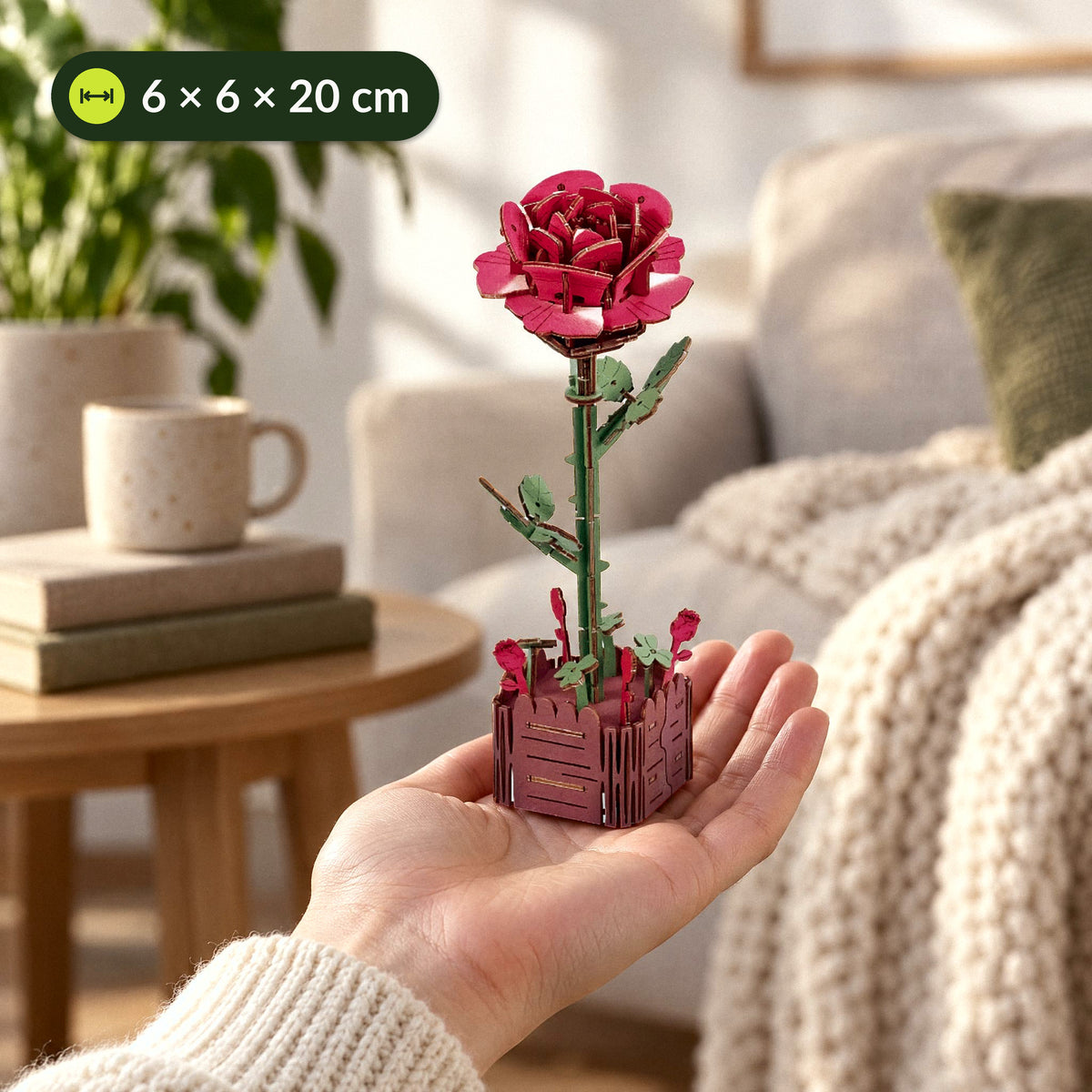 Holzblumen, Größe: fertige Holzrose im Topf steht auf der offenen Hand im Wohnzimmer, 6 × 6 × 20 cm