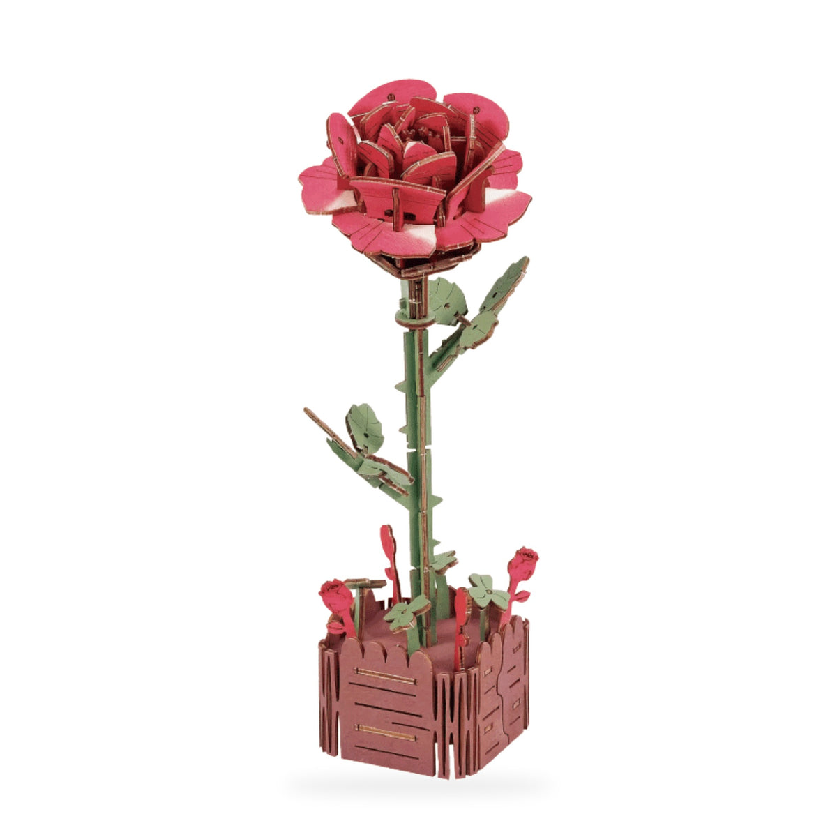 Holzblumen, Rose freigestellt auf Weiß: Holzrose mit Blättern im kleinen Holztopf