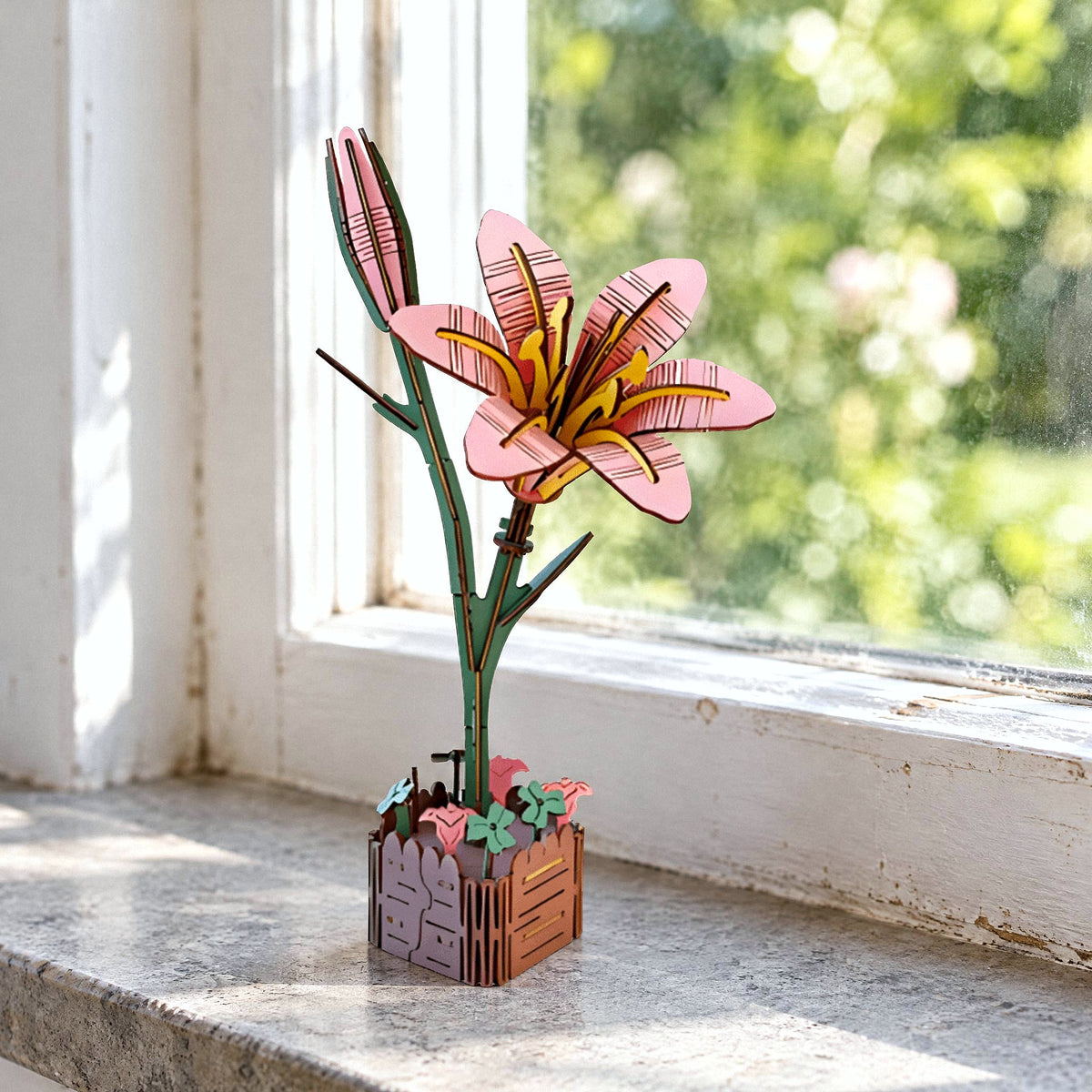 Holzblumen, Lilie: rosa Holzlilie mit Knospe im Holztopf auf der Fensterbank