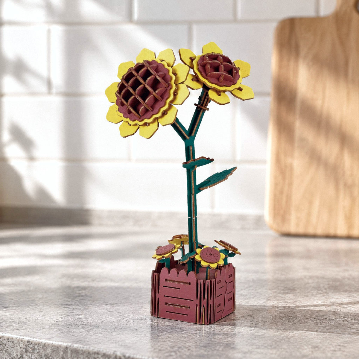 Holzblumen, Sonnenblume: zwei gelbe Holzsonnenblumen im Holztopf in der Küche