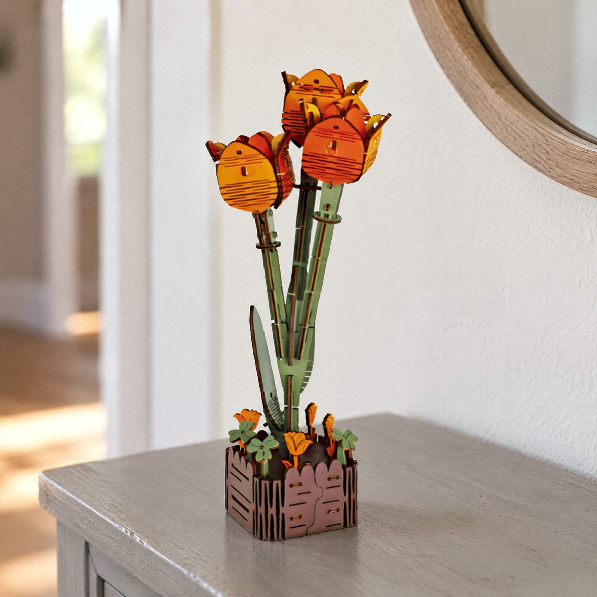 Holzblumen, Tulpe: drei orange Holztulpen im Holztopf auf der Flurkonsole