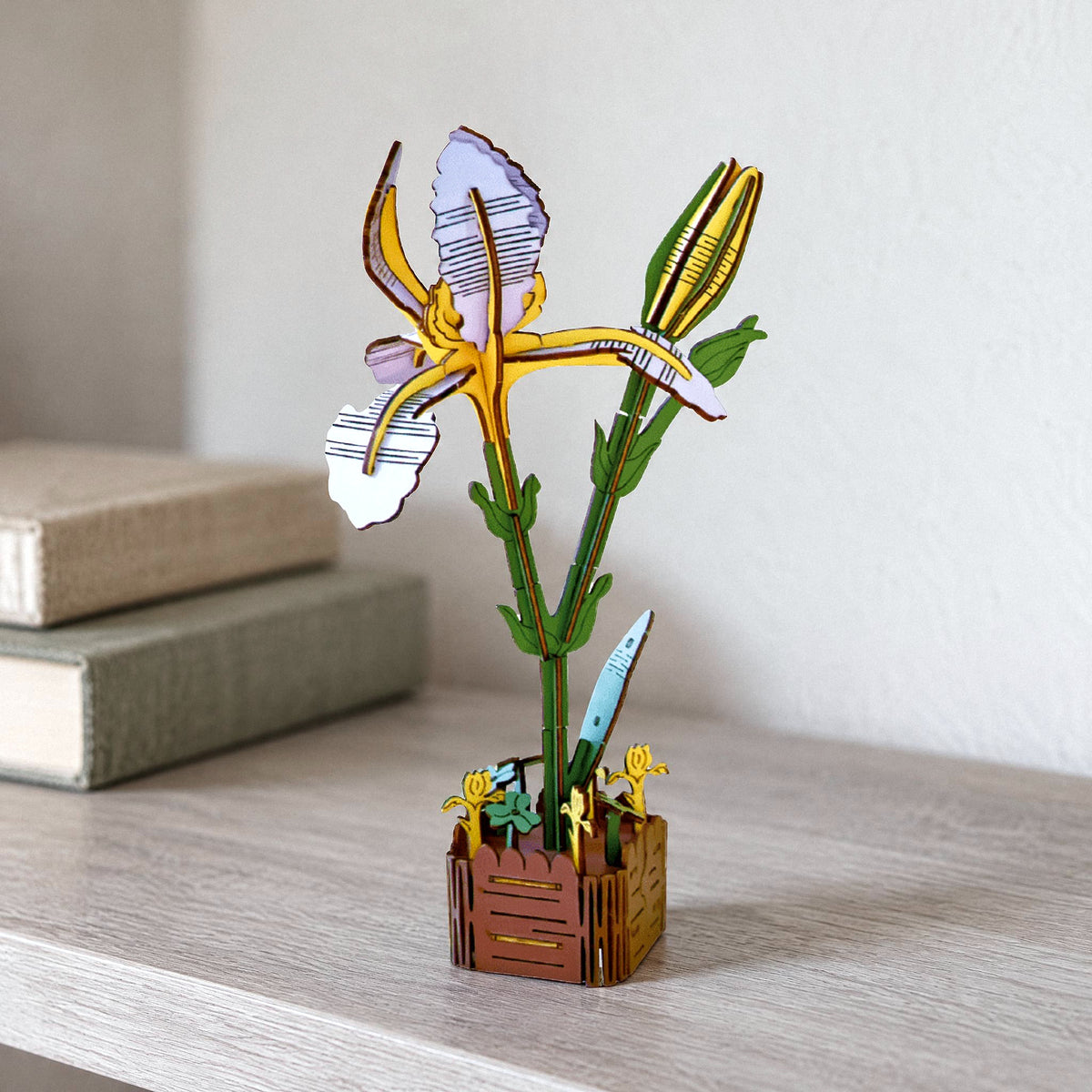Holzblumen, Schwertlilie: lavendelfarbene Holziris mit Knospe im Holztopf im Regal