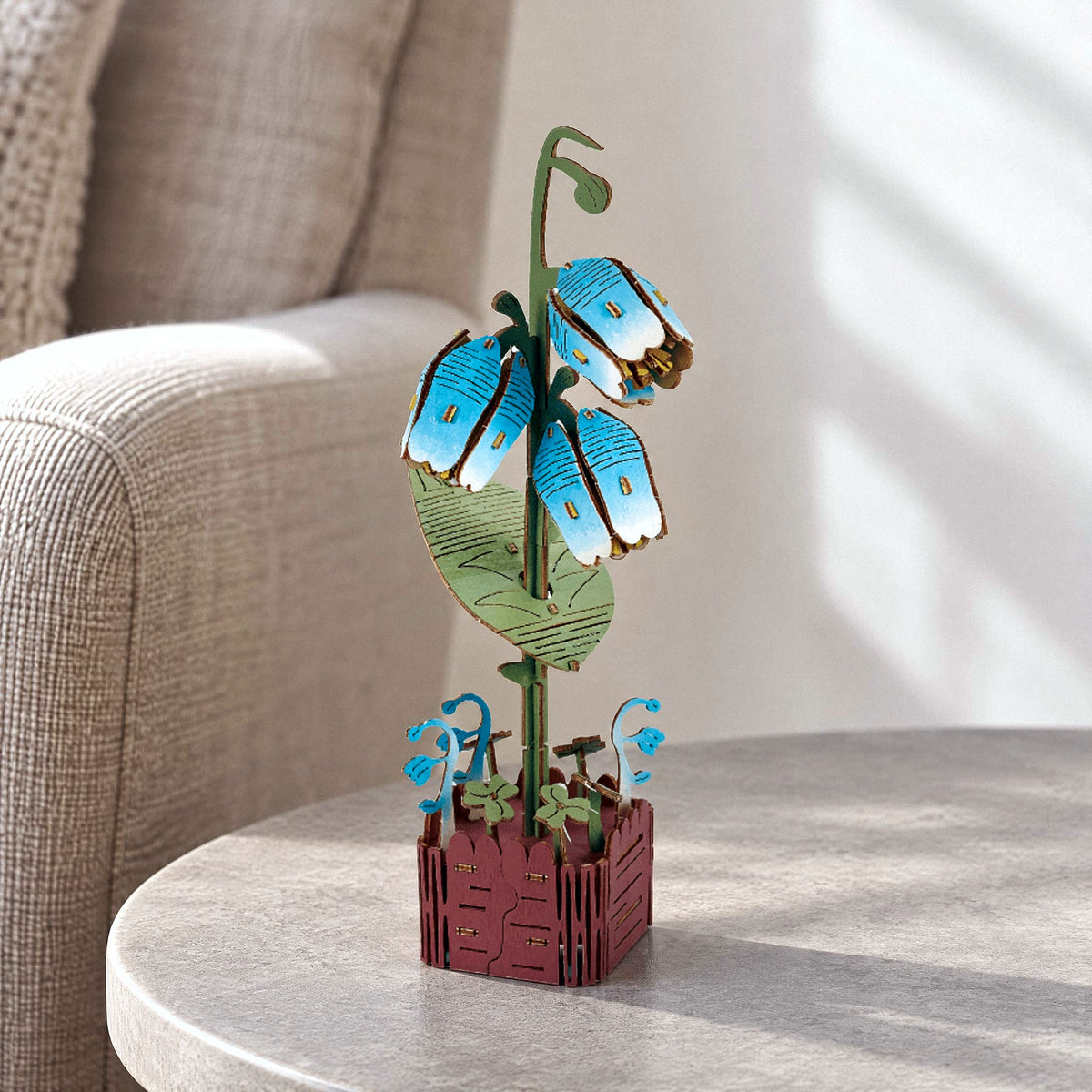 Holzblumen, Maiglöckchen: hellblaue Holzglöckchen mit großem Blatt im Holztopf