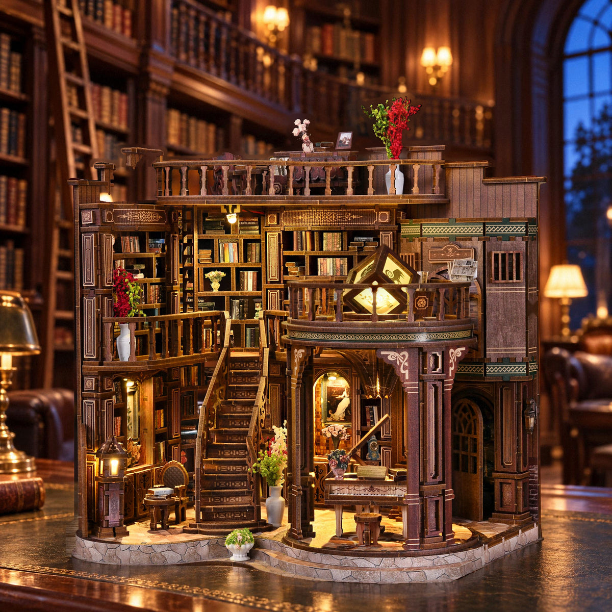 Grand Library Miniaturhaus abends beleuchtet auf einem Schreibtisch in einer großen Bibliothek mit hohen Bücherregalen und Galerie