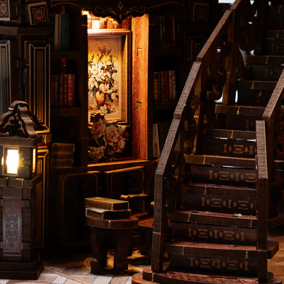 Grand Library Miniaturhaus, Einblick: beleuchtete Nische mit Gemälde, Laterne und geschwungene Holztreppe