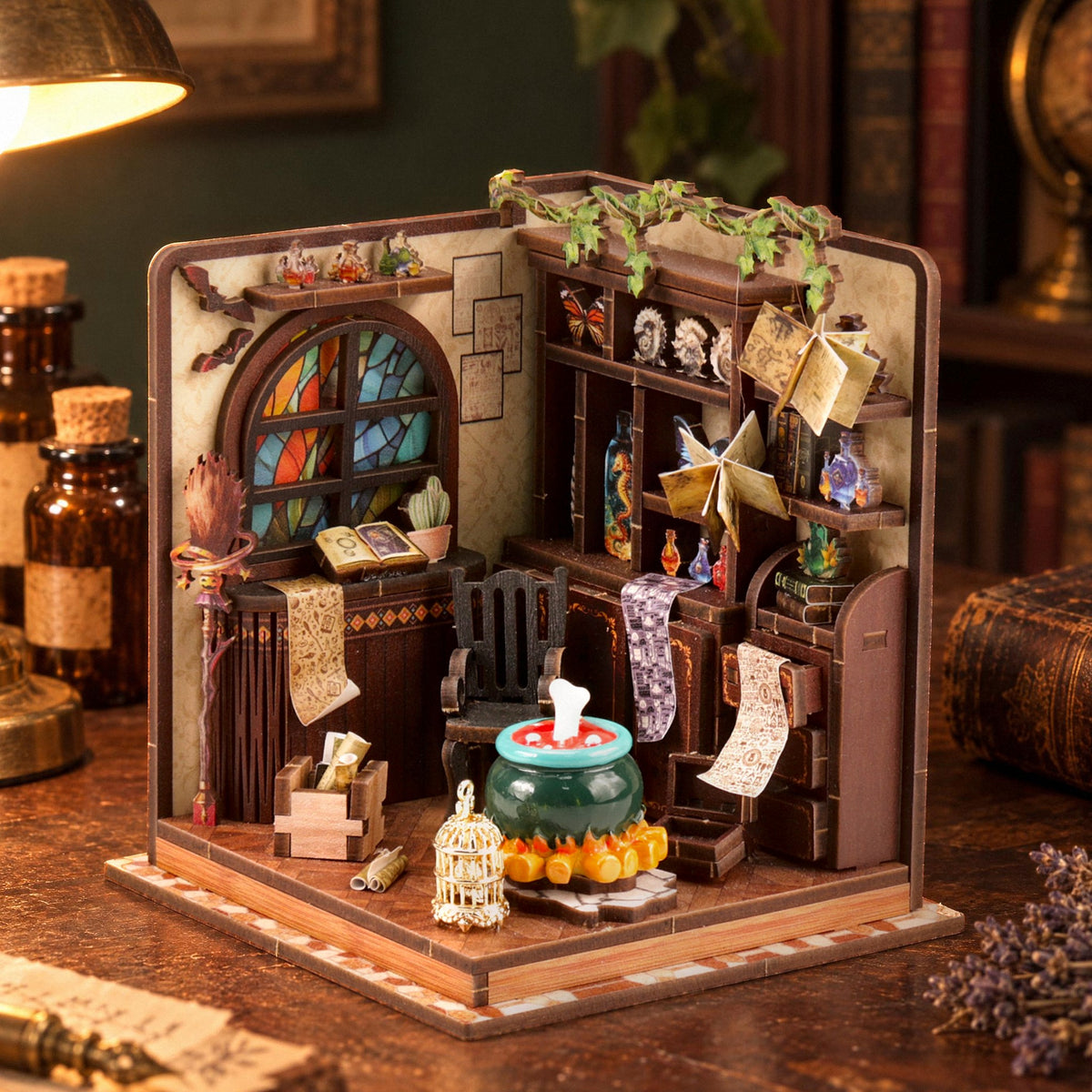 Magic Potion Room Miniaturhaus abends auf dem Schreibtisch neben Apothekerflaschen, warmes Lampenlicht