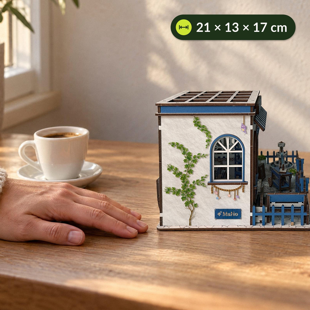Santorini Café Miniaturhaus, Seitenwand mit Efeu neben einer Hand und Espressotasse, 21 × 13 × 17 cm