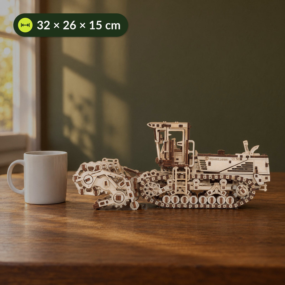 Mower CS-150C – Schwadmäher, Seitenansicht neben einer Kaffeetasse auf dem Schreibtisch, 32 × 26 × 15 cm groß