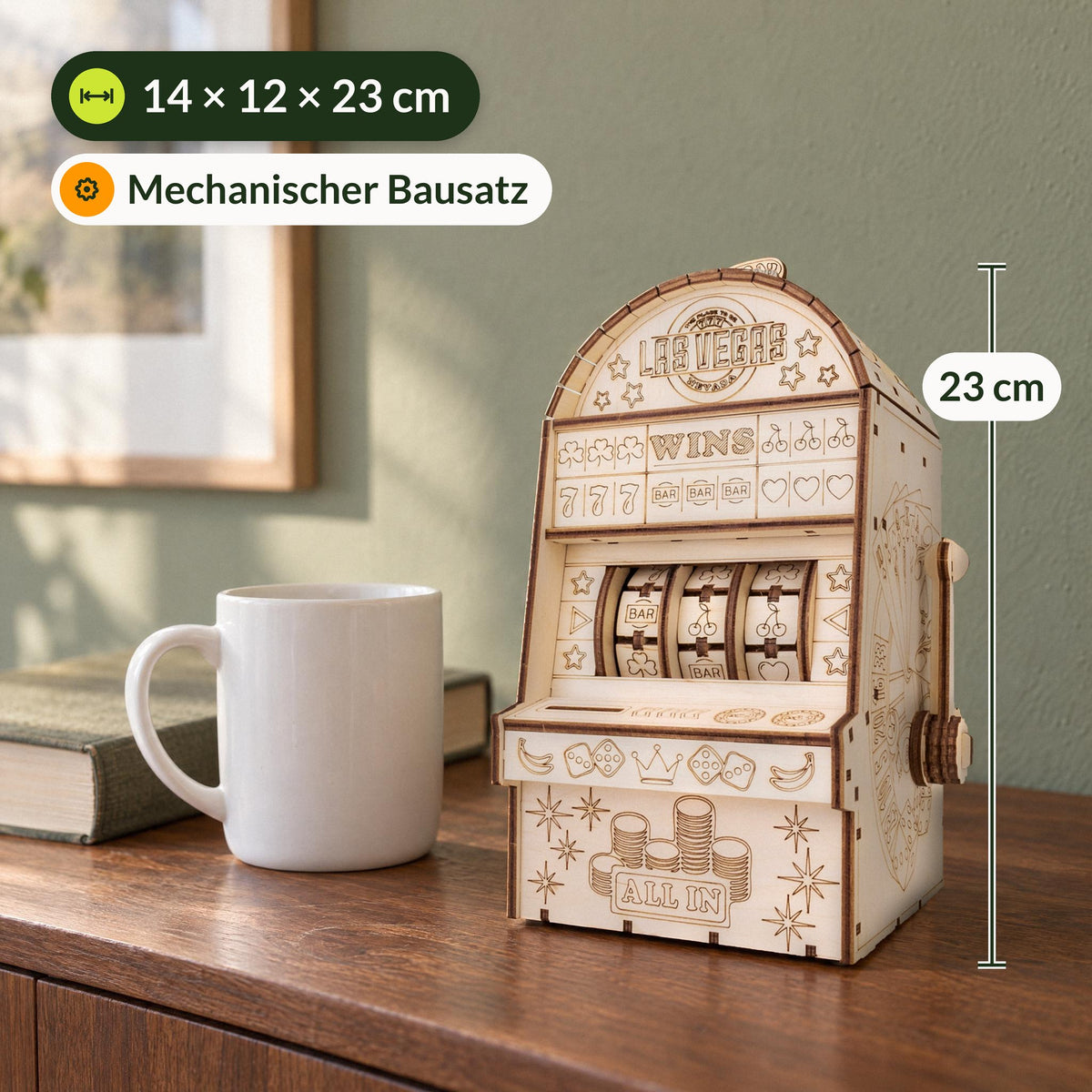 Einarmiger Bandit Holzbausatz, neben einer Kaffeetasse auf dem Sideboard, 14 x 12 x 23 cm groß
