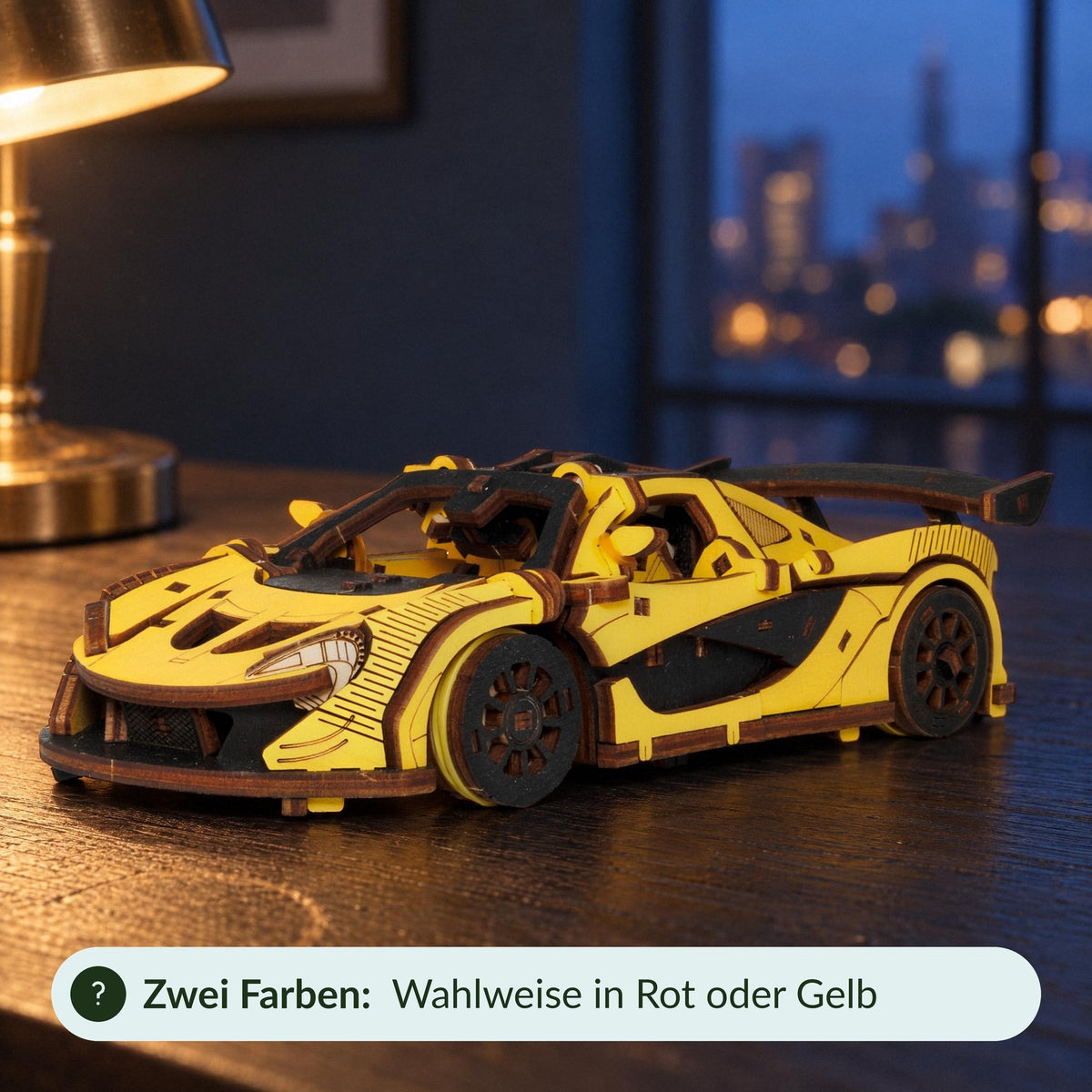 Voiture de course, modèle en bois jaune sur le bureau à la lumière du soir, disponible au choix en rouge ou en jaune