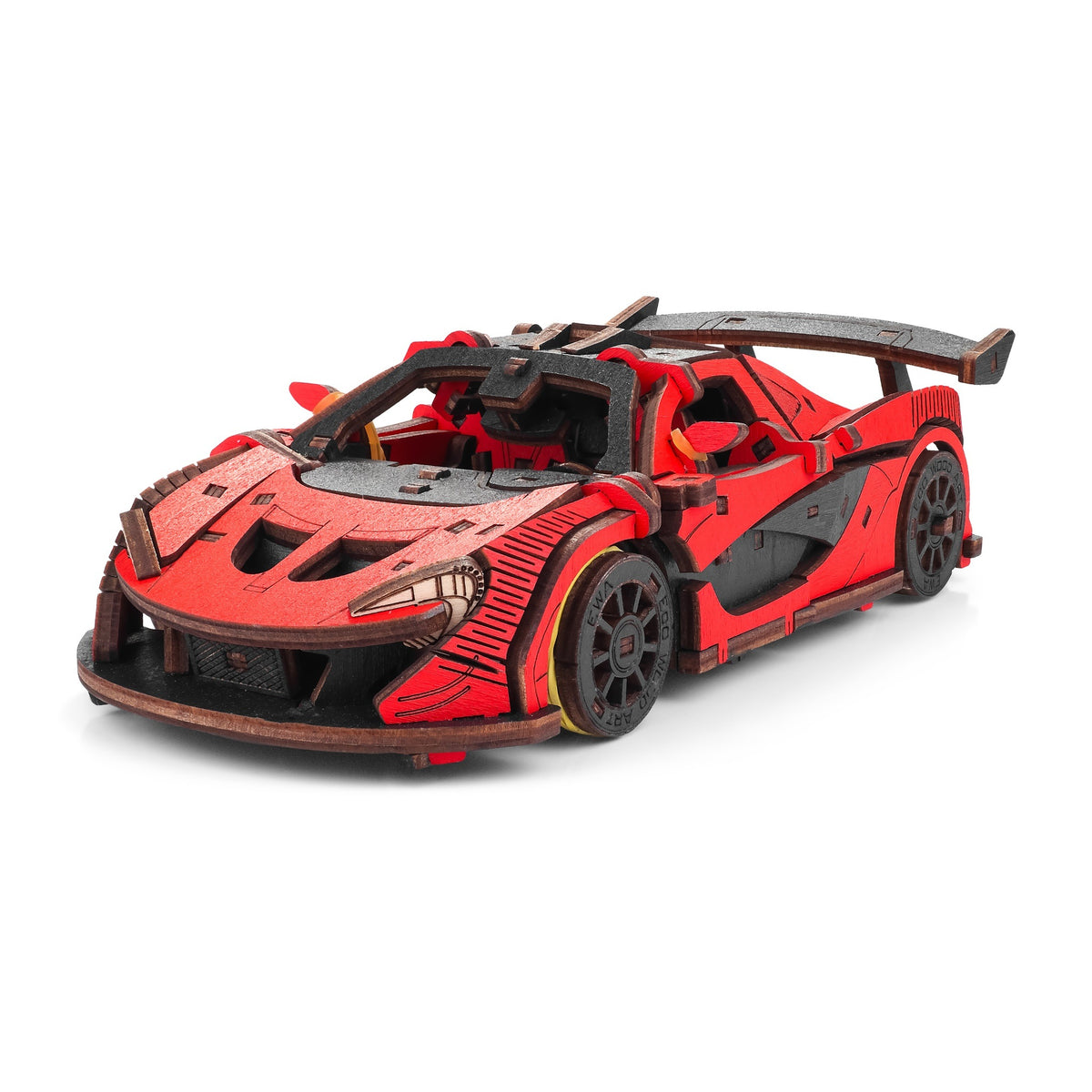Kit de montage mécanique « Racing Car », modèle en bois rouge découpé, vu de face en biais sur fond blanc