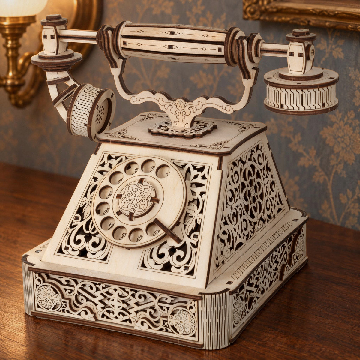 Retro Telephone – Vintage Bausatz, fertiges Holzmodell auf einer Nussbaum-Kommode im Flur vor Vintage-Tapete im Abendlicht