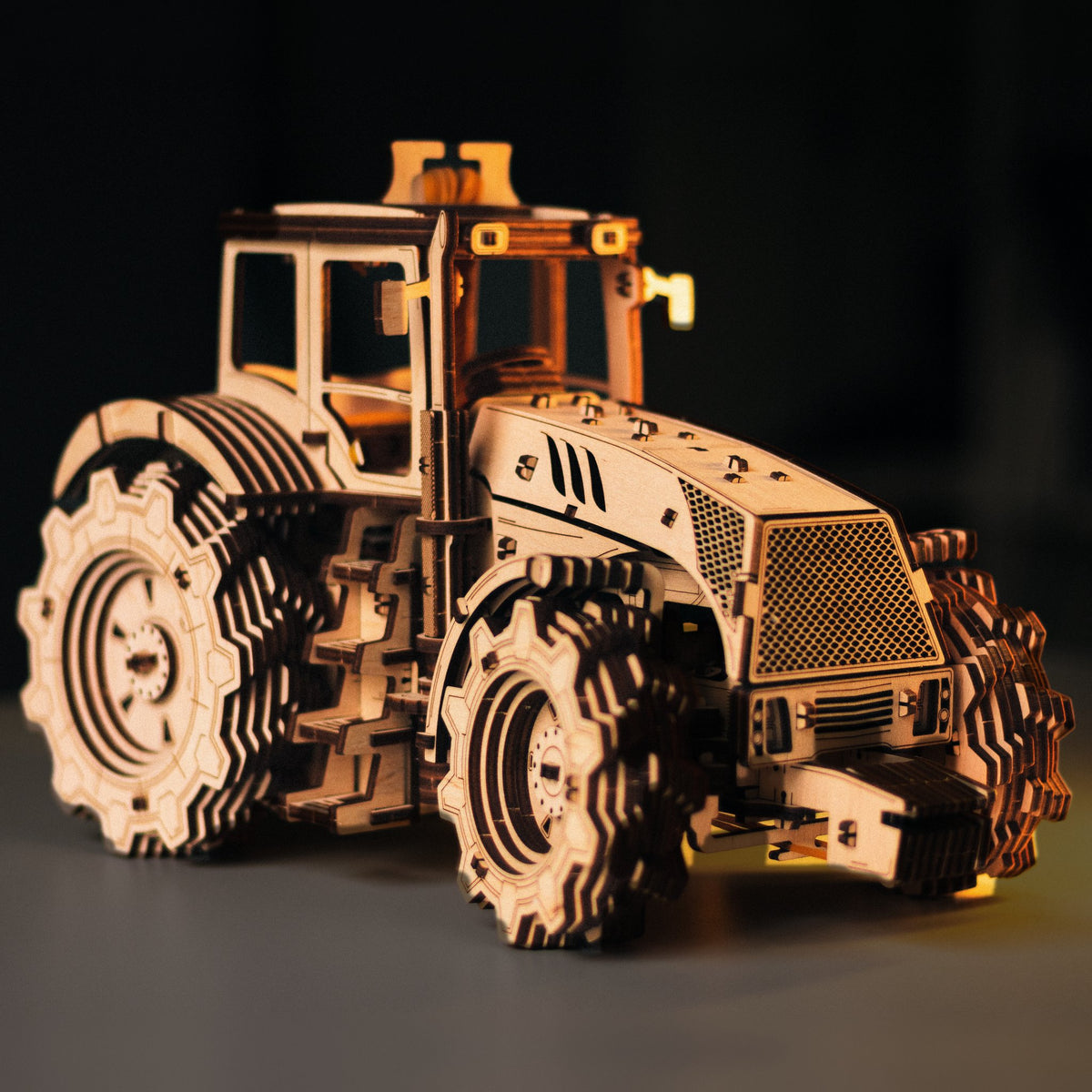 Tracteur mécanique « Maquette en bois », vu de face sous une lumière chaude sur fond sombre, 357 pièces