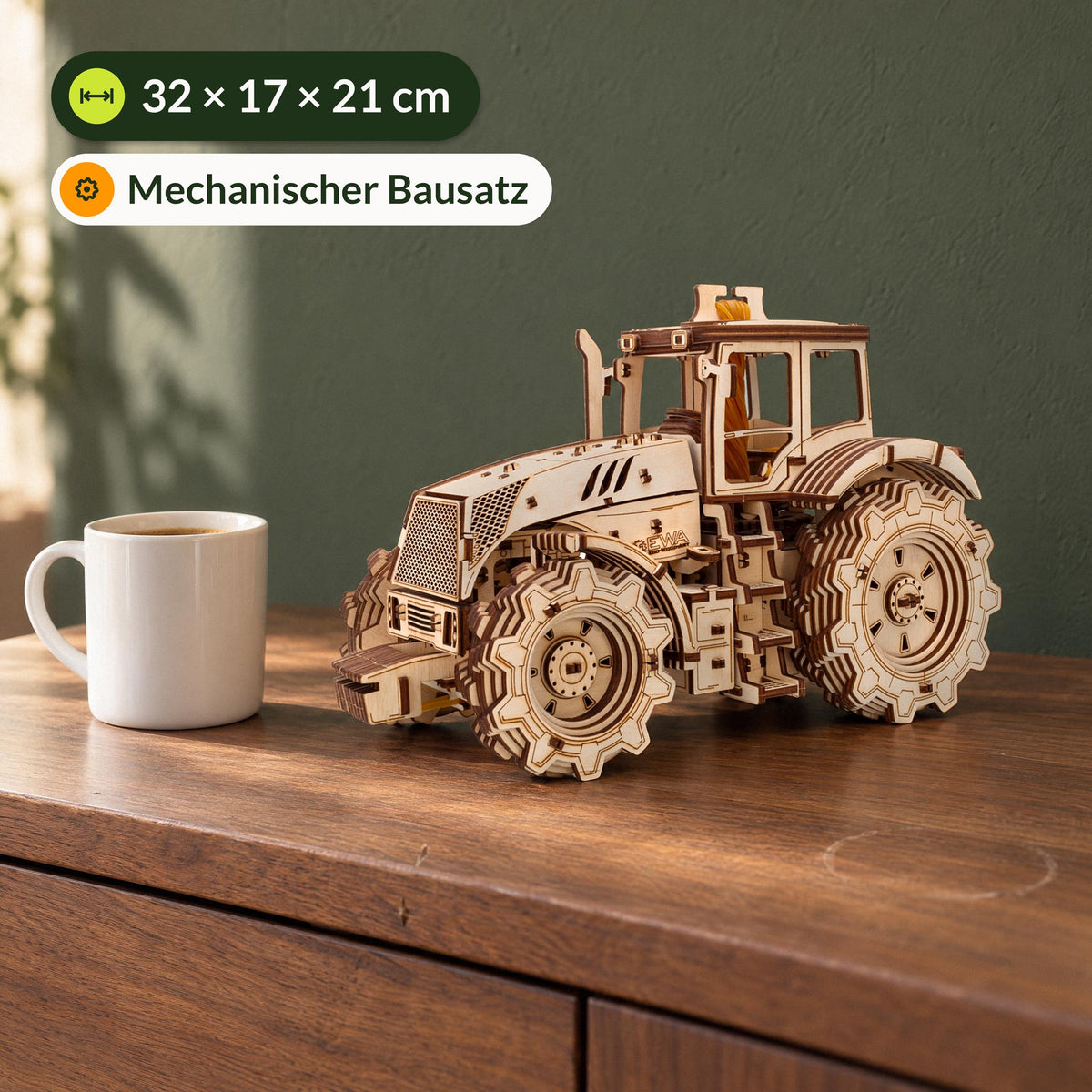 Tracteur mécanique, comparaison de taille avec une tasse à café posée sur un buffet, 32 × 17 × 21 cm