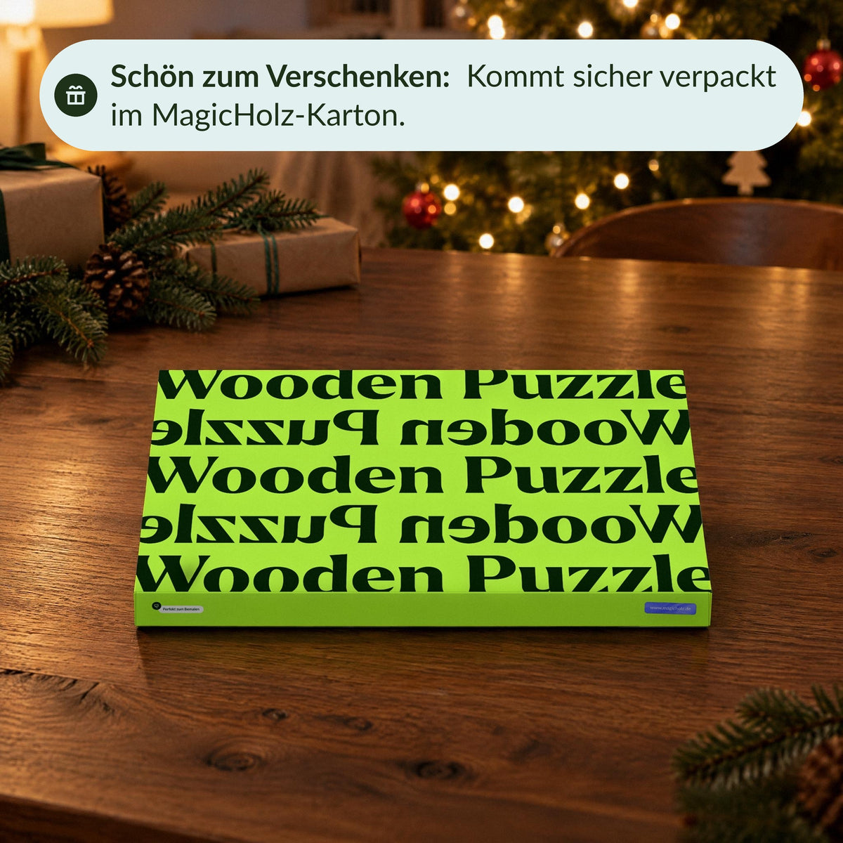 Grüner MagicHolz-Karton geschlossen auf einem Esstisch unter dem Weihnachtsbaum, schön zum Verschenken