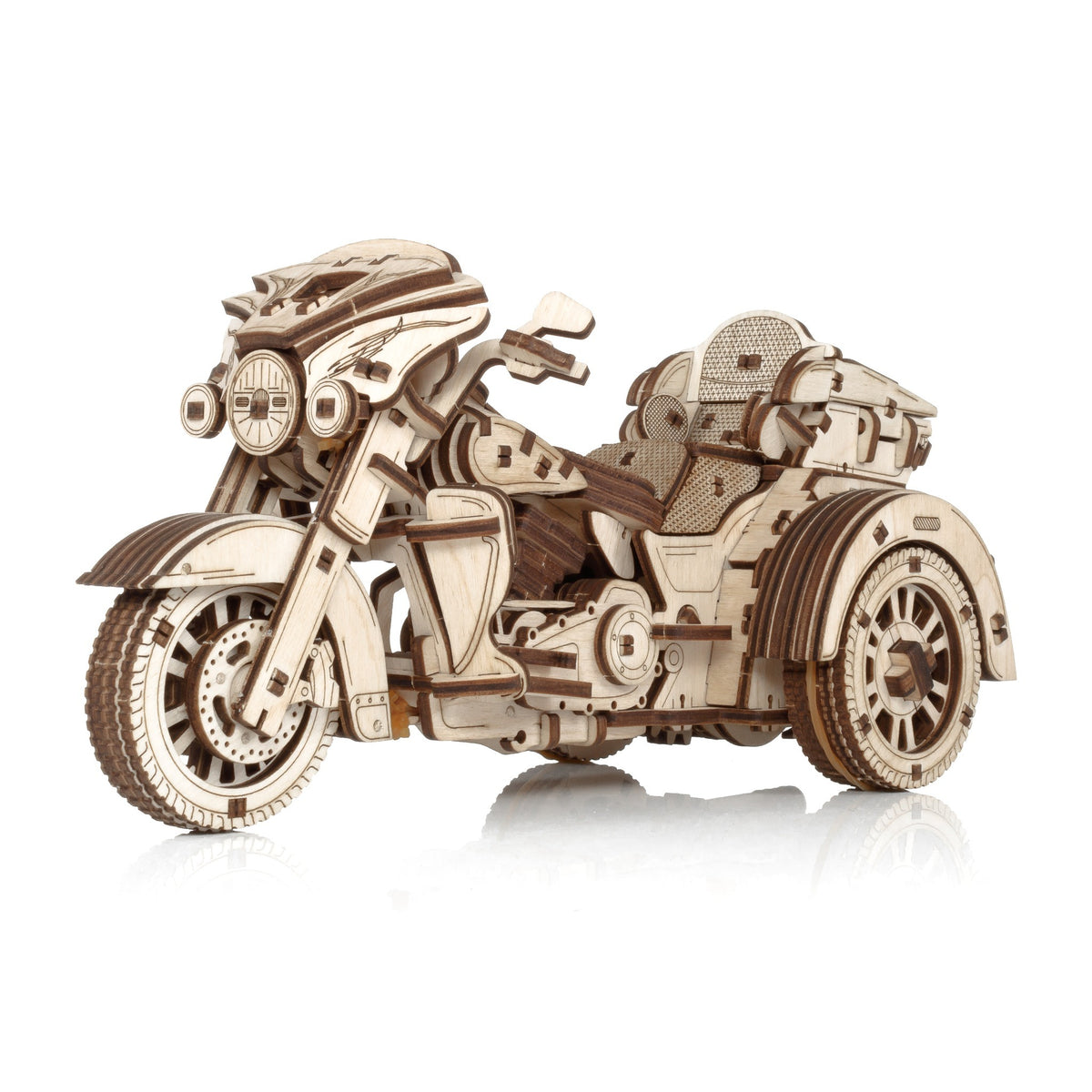 Trike Bausatz von Eco-Wood-Art fertig gebaut, Seitenansicht auf weißem Hintergrund