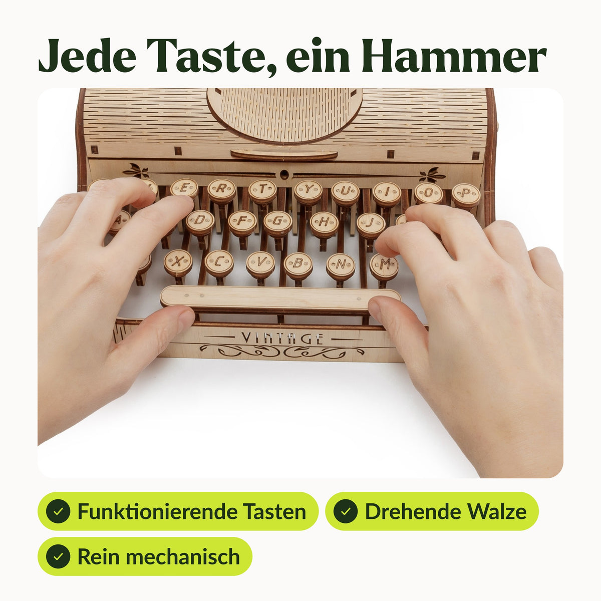 Schreibmaschine – Vintage Typewriter, eine Hand dreht den Knopf der Walze, funktionierende Tasten, rein mechanisch
