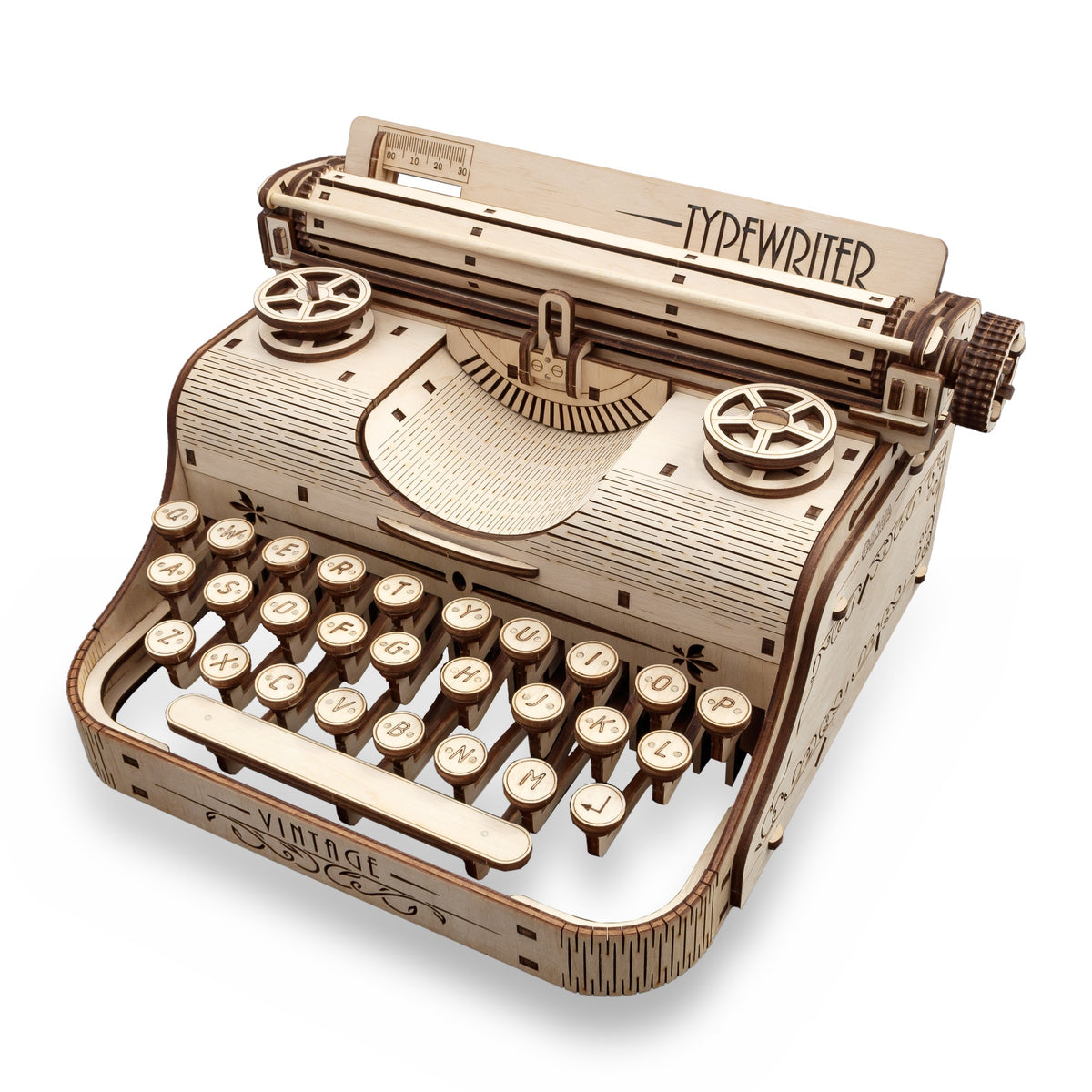 Schreibmaschine – Vintage Typewriter, freigestelltes Holzmodell schräg von vorn auf weißem Hintergrund, mechanischer Bausatz