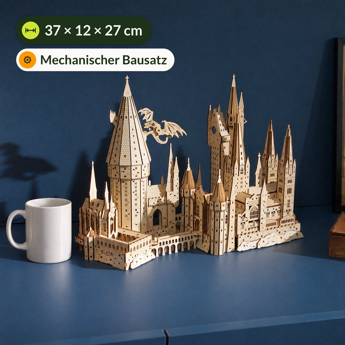 Le château de Poudlard – Harry Potter, maquette en bois posée à côté d'une tasse à café sur un buffet bleu, 37 × 12 × 27 cm